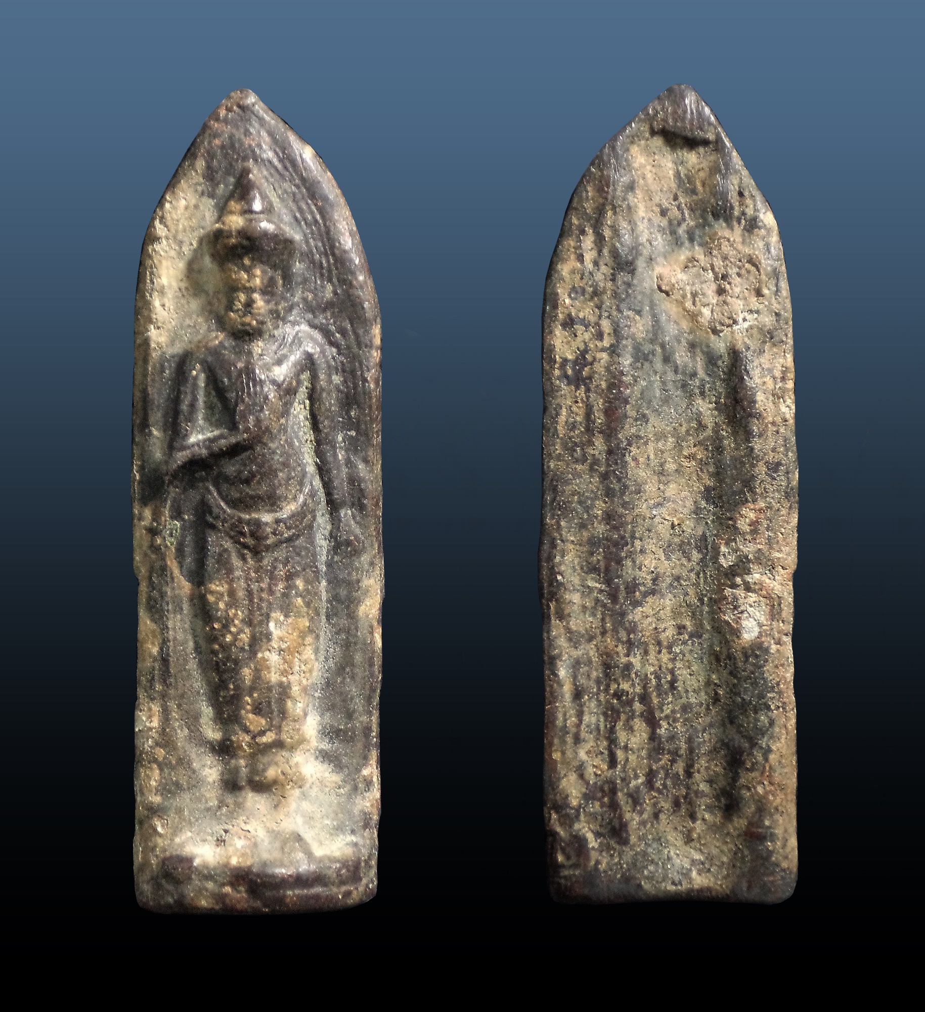 พระร่วงยืน หลังรางปืน สนิมแดง กรุสวรรคโลก สุโขทัย