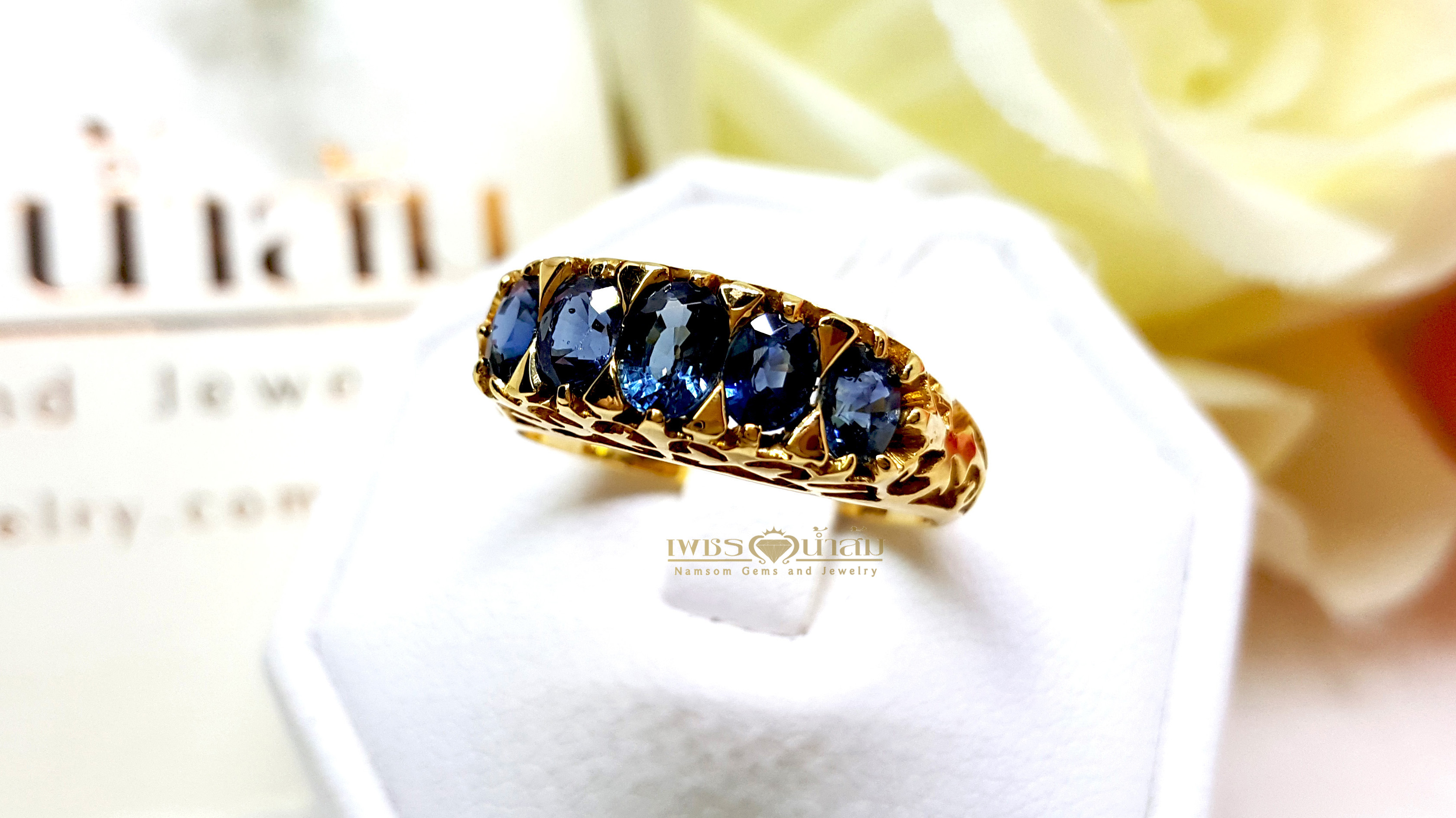 แหวนพลอยไพลิน Blue Sapphire เจียรเหลียมเพชร ฝังฉลุลายทรงไทย บนตัวเรือนทองแท้ทั้งตัวเรือน