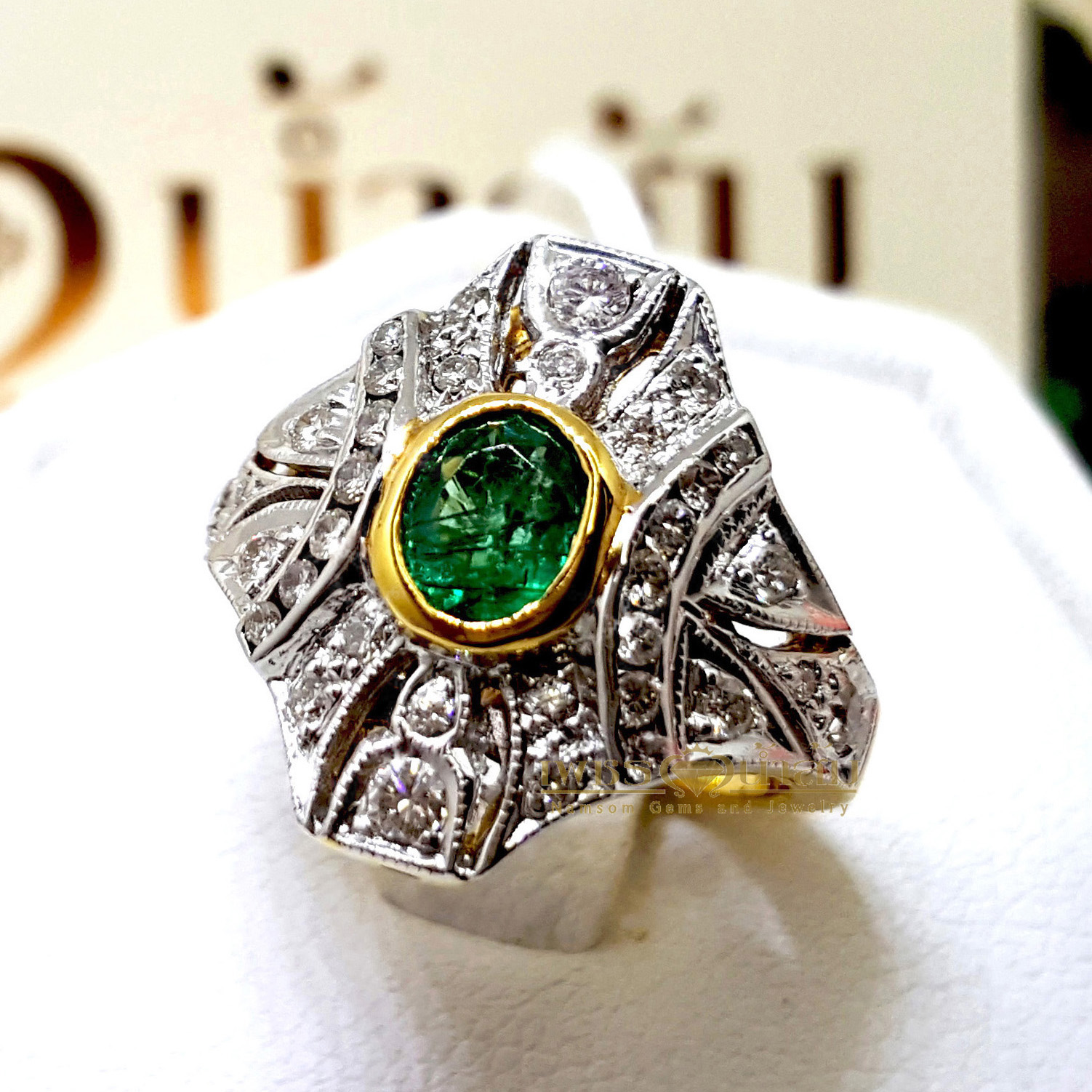แหวนพลอยซาร์โวไรท์ Tsavorite สีสวยสด ประดับตกแต่งด้วยเพชรแท้เป็นลวดลายศิลปะสมัย Art Nouveau บนตัวเรือนทองแท้ทั้งตัวเรือน