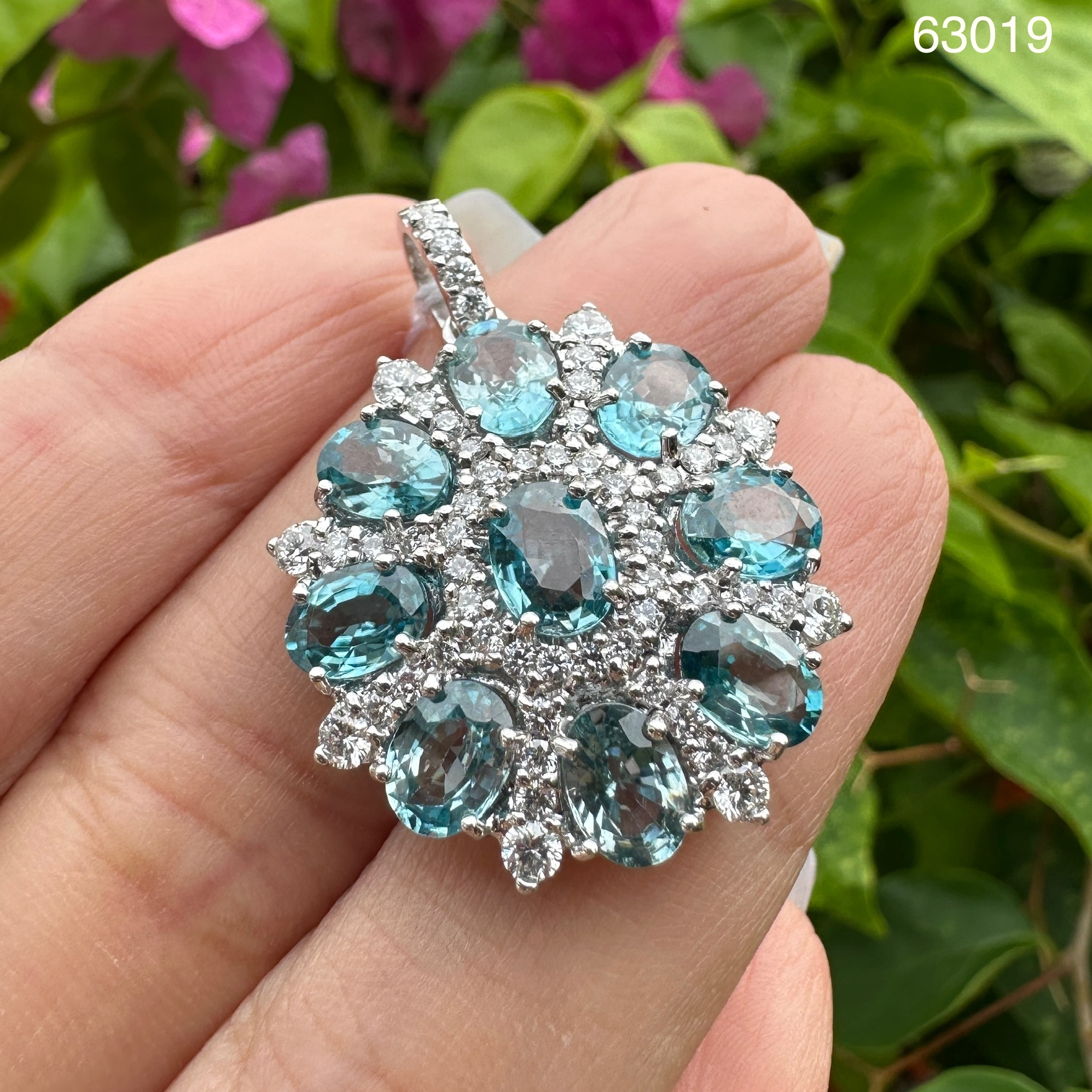 รหัส 63019 จี้ เพทาย เขมร 9 เม็ด 9.00 กะรัต ล้อมเพชร 55 เม็ด 1.28 กะรัต ทองคำขาว18K พร้อม Cert. นน. 8.82 g