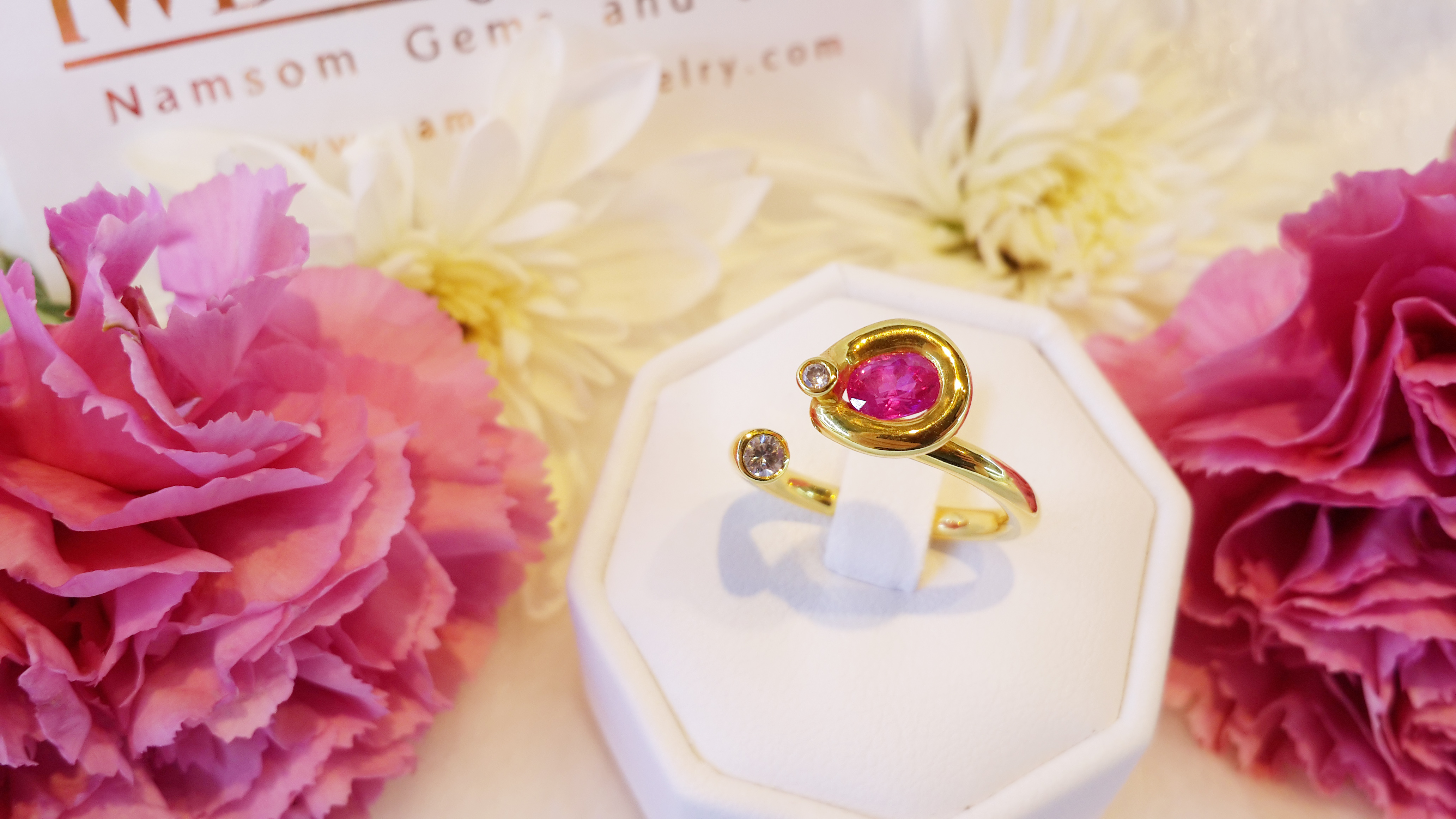 แหวนพลอยทับทิมเม็ดน้ำงาม ดีไซน์โค้งงอจบด้วยเพชร