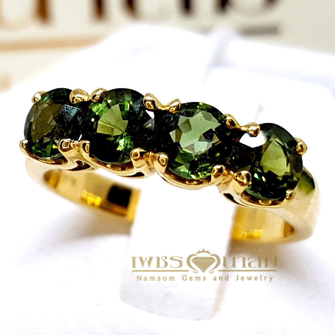 แหวนพลอยเขียวส่อง Green Sapphire สีสวยเจียรเหลี่ยมเพชร บนตัวเรือนทองแท้ทั้งตัวเรือน