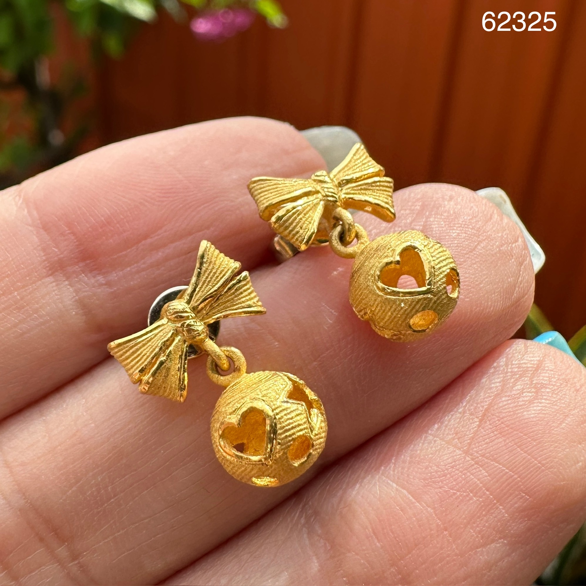 รหัส 62325 ต่างหู Gold Master ทอง24K ลายโบว์ ตุ้งติ้ง เม็ดกลม ฉลุลายหัวใจ ดาว แป้นทอง14K นน. 4.73 g