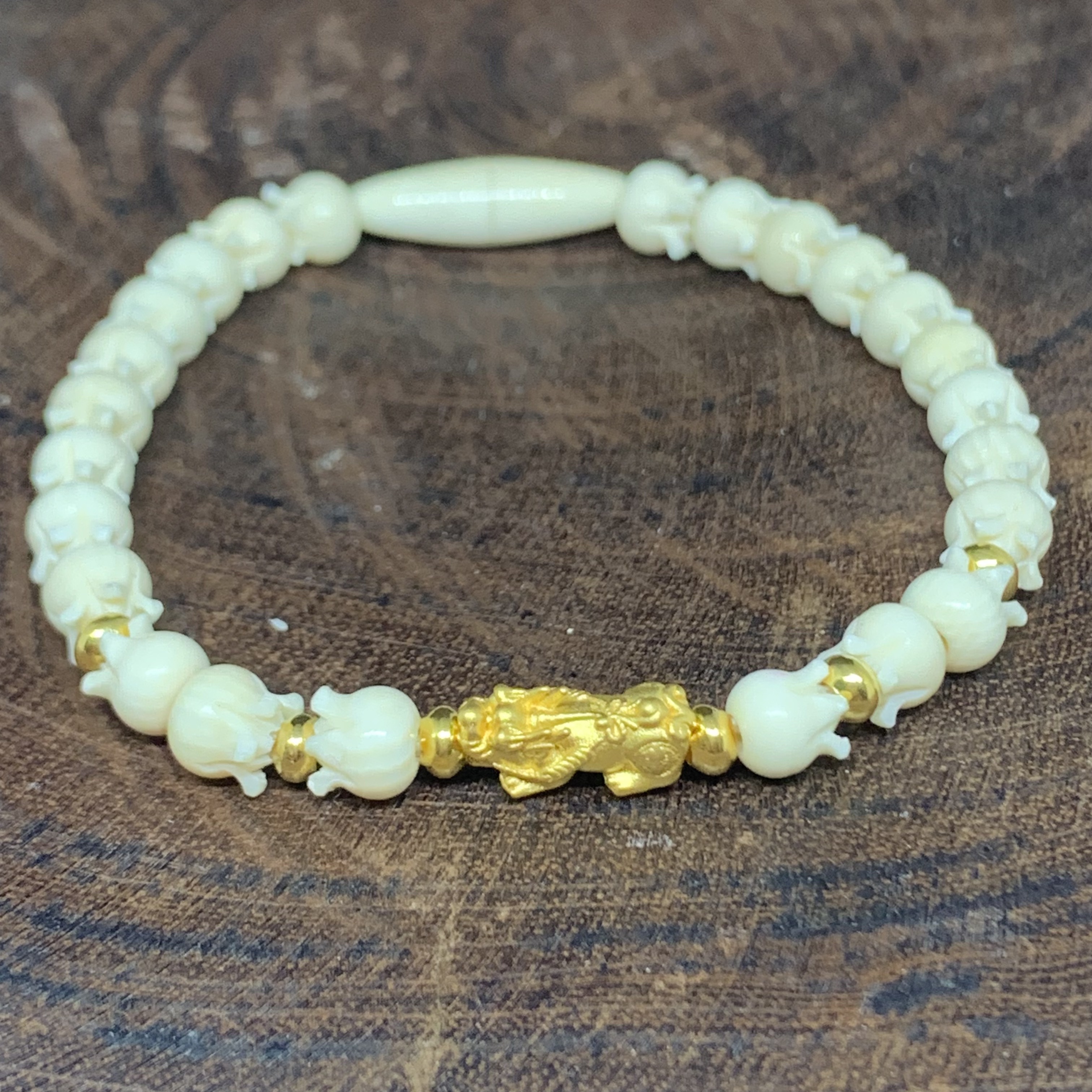รหัส 63159 สร้อยข้อมือ ปี่เซียะ ทอง99.99 คั่นทอง90 เม็ดประคำ ความยาว 18.00 ซม. ร้อยด้วยเอ็น นน. 5.27 g