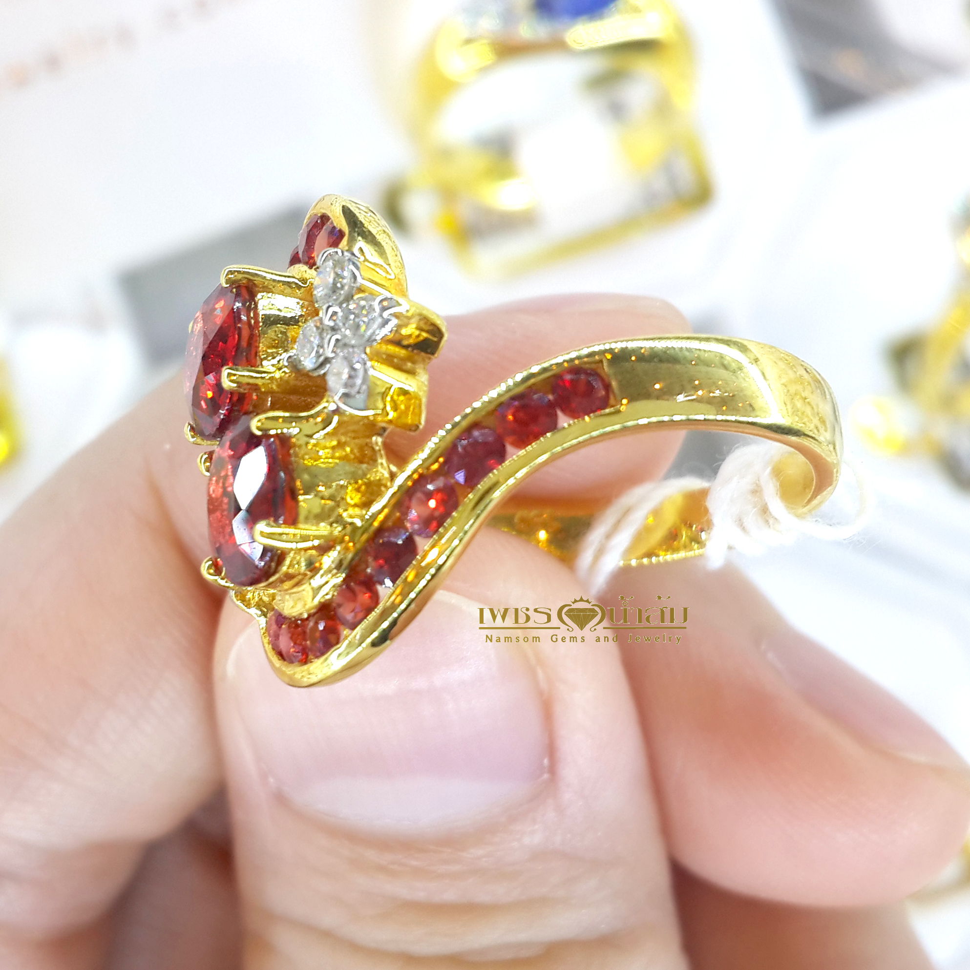 แหวนพลอยทับทิม Ruby เนื้องาม สีแดงสด ประดับทรงไขว้ฝังหนีบด้วยทับทิม สีสวย ตกแต่งขั้นด้วยเพชรแท้ เพิ่มลูกเล่น บนตัวเรือนทองแท้ทั้งตัวเรือน