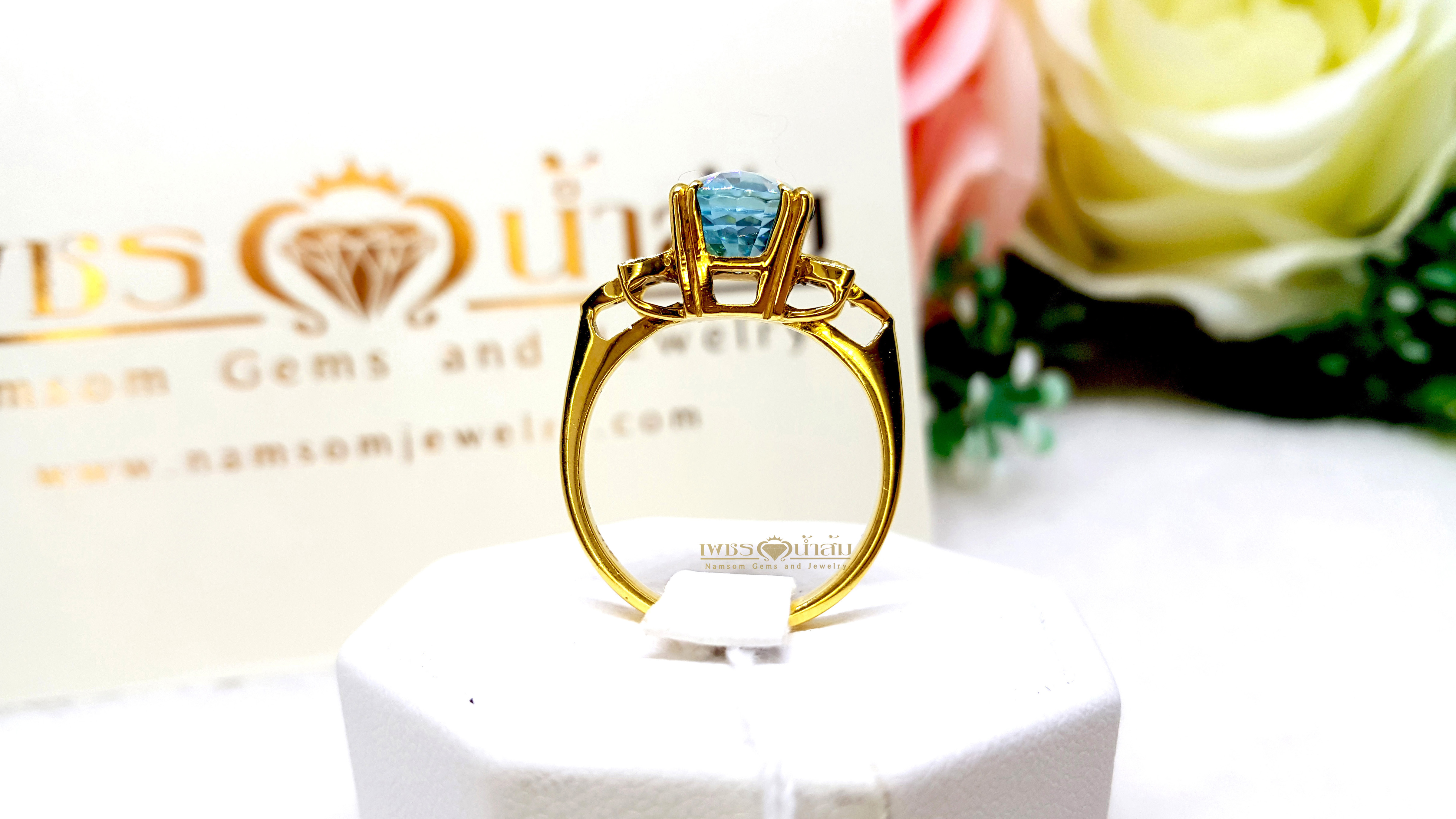 แหวนเพทาย Blue Zircon สีฟ้าสด เล่นลูกเล่นลายไทยทรงดอกประดับฝังด้วยเพชรแท้ บนตัวเรือนทองแท้ทั้งตัวเรือน