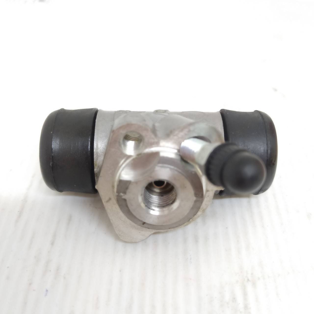 กระบอกเบรคหลัง TOYOTA ALTIS ปี 2003-2007 / VIOS ปี 2002-2006 / โตโยต้า อัลติส / วีออส / ข้างขวา (RH) / ขนาด (11/16) เบอร์ T-1255B / 47550-52011 / ยี่ห้อ BOC (Brake Wheel Cylinder)