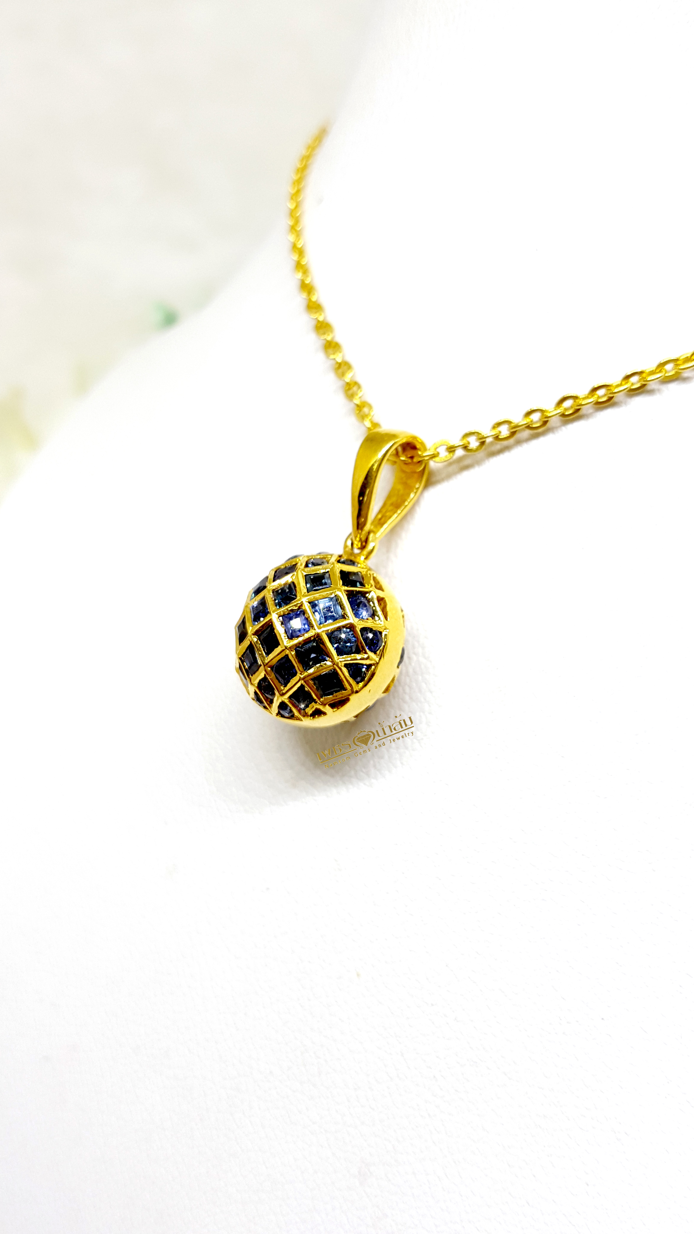 จี้พลอยไพลิน Blue Sapphire น้ำงาม ฝังเรียบไร้หนาม ทรงกลมลูกโลก ขณะสวมจะเหวี่ยงตัวแก่วงตามผู่ใส่ หยอกเอินทุกสายตาให้หันมามอง