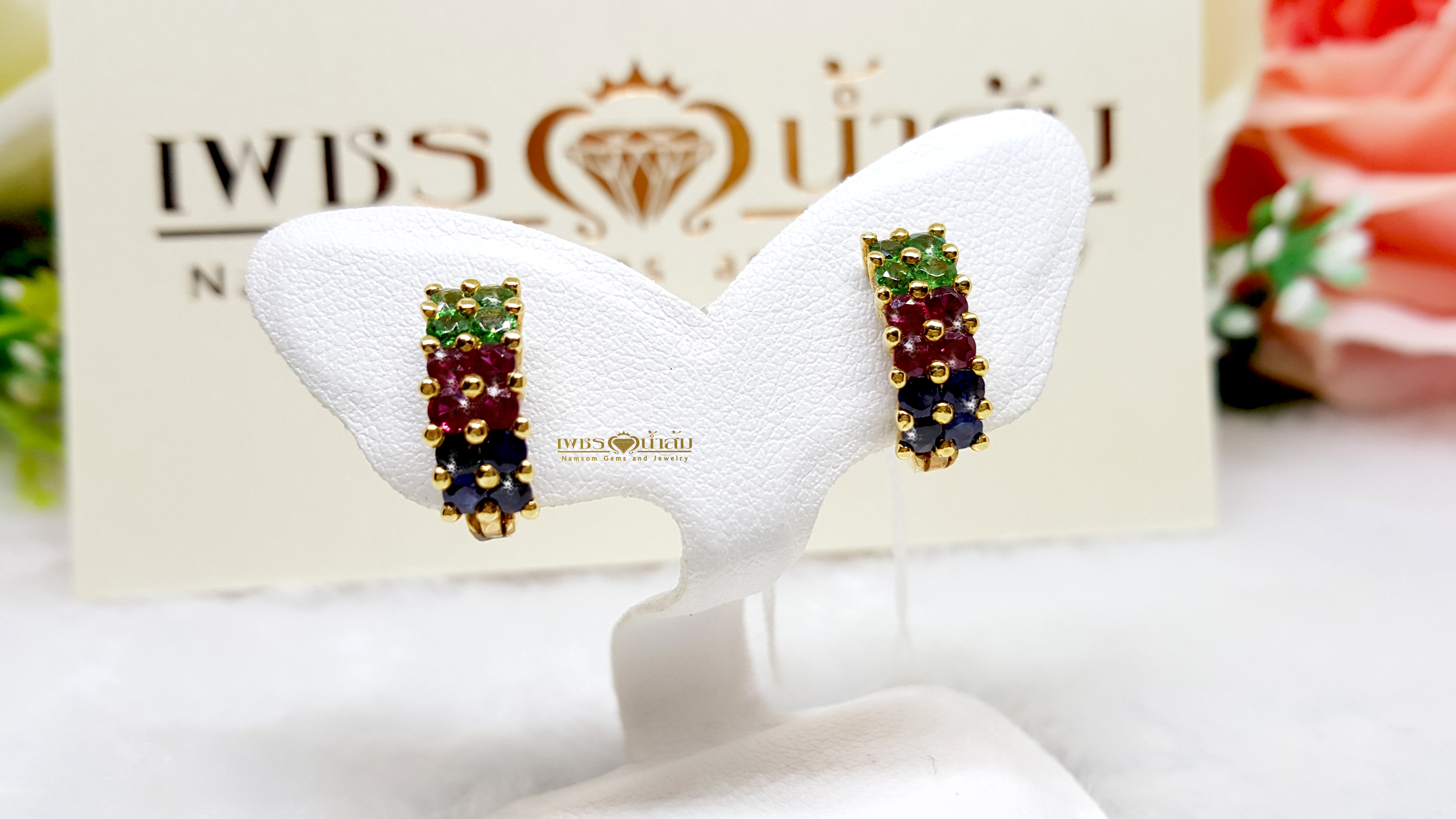 ต่างหูพลอยแท้สลับสี ประดับไปด้วย ซาร์โวไรท์ Tsavorite ทับทิม Ruby และไพลิน Blue Sapphire บนตัวเรือนทองแท้