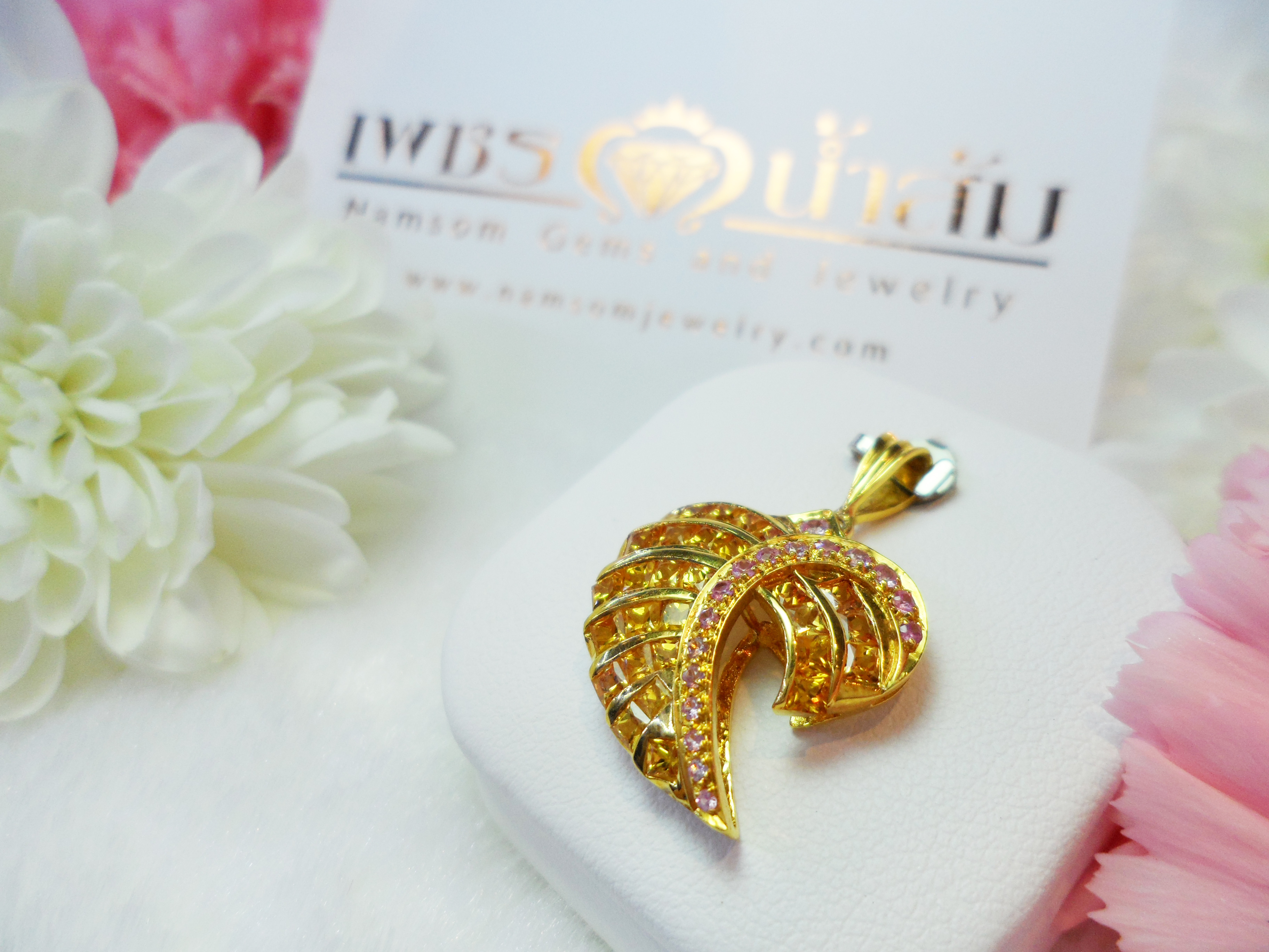 จี้ใบไม้รูปหัวใจ พลอยบุษราคัม คาดด้วย Pink Sapphire