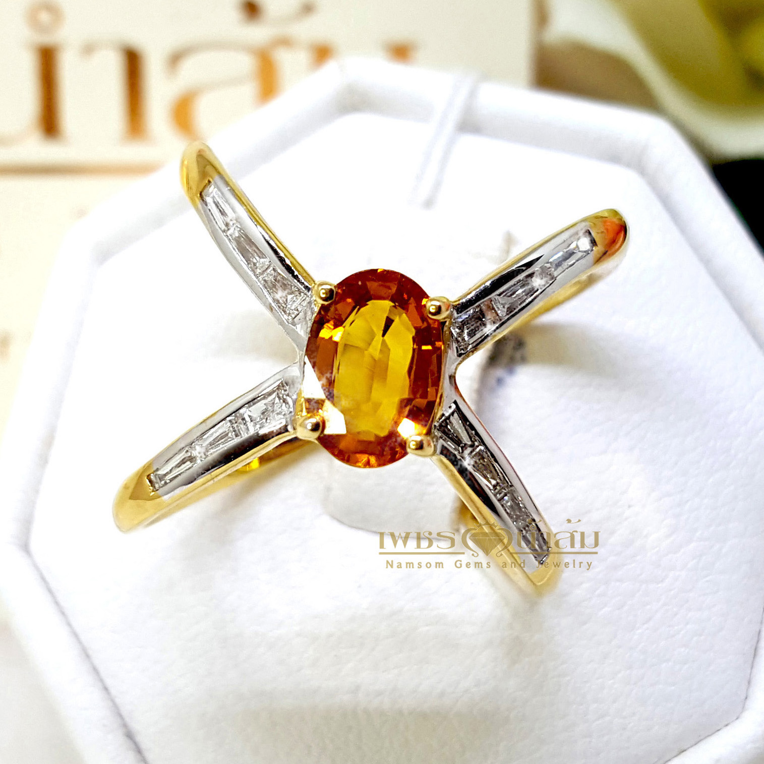 แหวนพลอยบุษราคัม Yellow Sapphire ฝังเพชรแท้ขอบข้าง น้ำงาม ทรงไขว้ สองชั้น เล่นลูกเล่นเหมือนใส่สองวงในวงเดียว บนตัวเรือนทองแท้ทั้งตัวเรือน