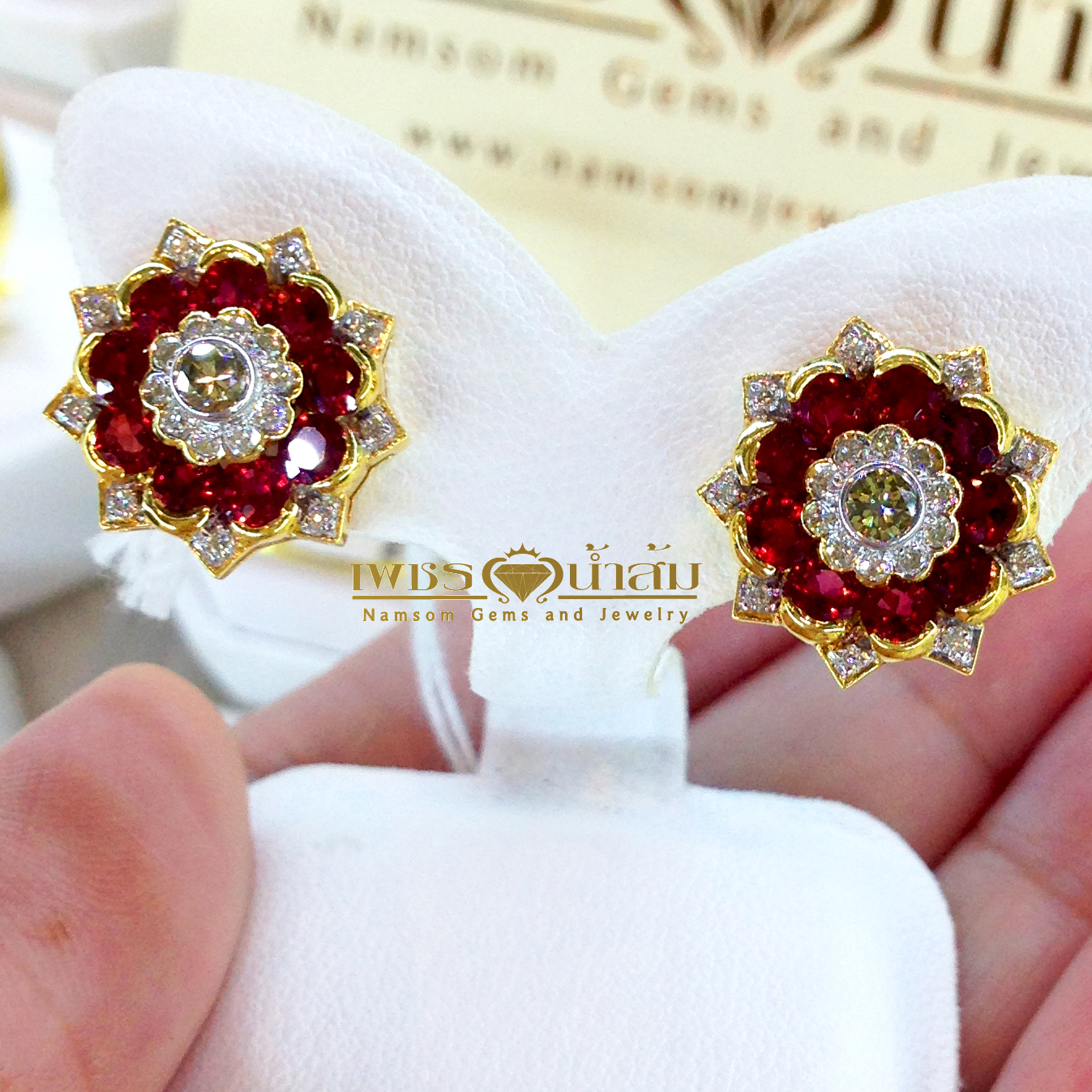 ต่างหูทับทิม ทรงไทย ตกแต่งล้อมด้วยเพชรแท้ น้ำ98บนตัวเรือนทองแท้ 22K ทั้งตัวเรือน