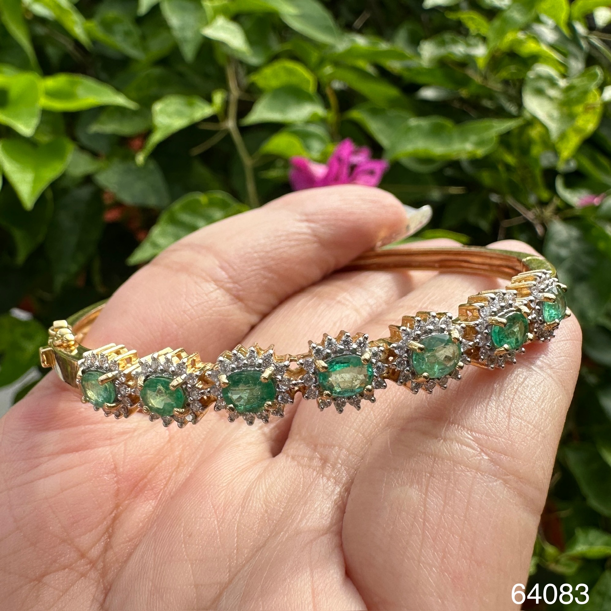รหัส 64083 กำไล มรกต แซมเบีย 7/4.20 กะรัต ฝังเพชร 98/0.98 กะรัต ทอง18K ความกว้าง 5.80 ซม. นน. 19.95 g