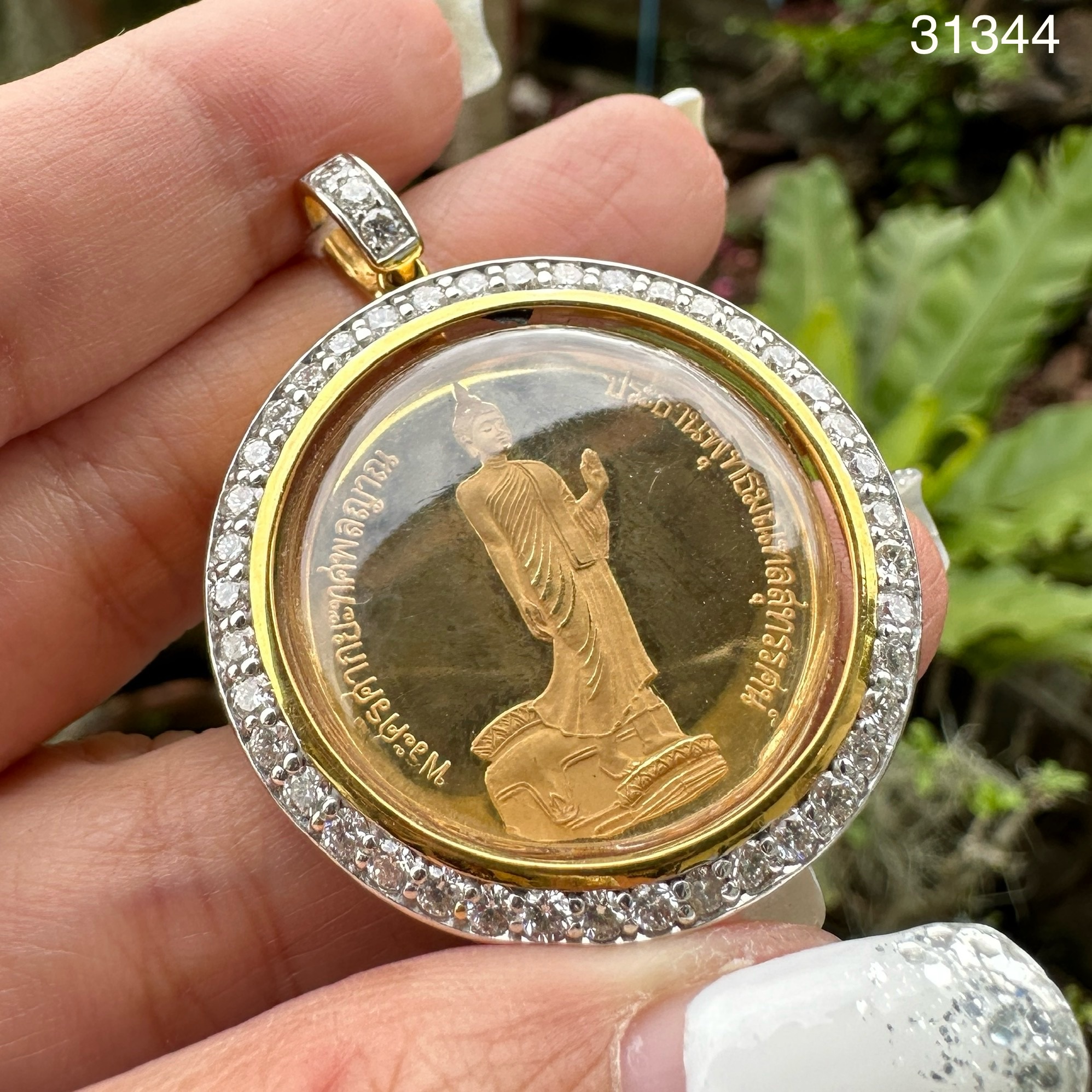 รหัส 31344 เหรียญทองคำ พระศรีศากยะทศพลญาณ 50 ปี กาญจนาภิเษก เลี่ยมทอง ฝังเพชร 44 เม็ด 2.10 กะรัต นน. 25.34 g