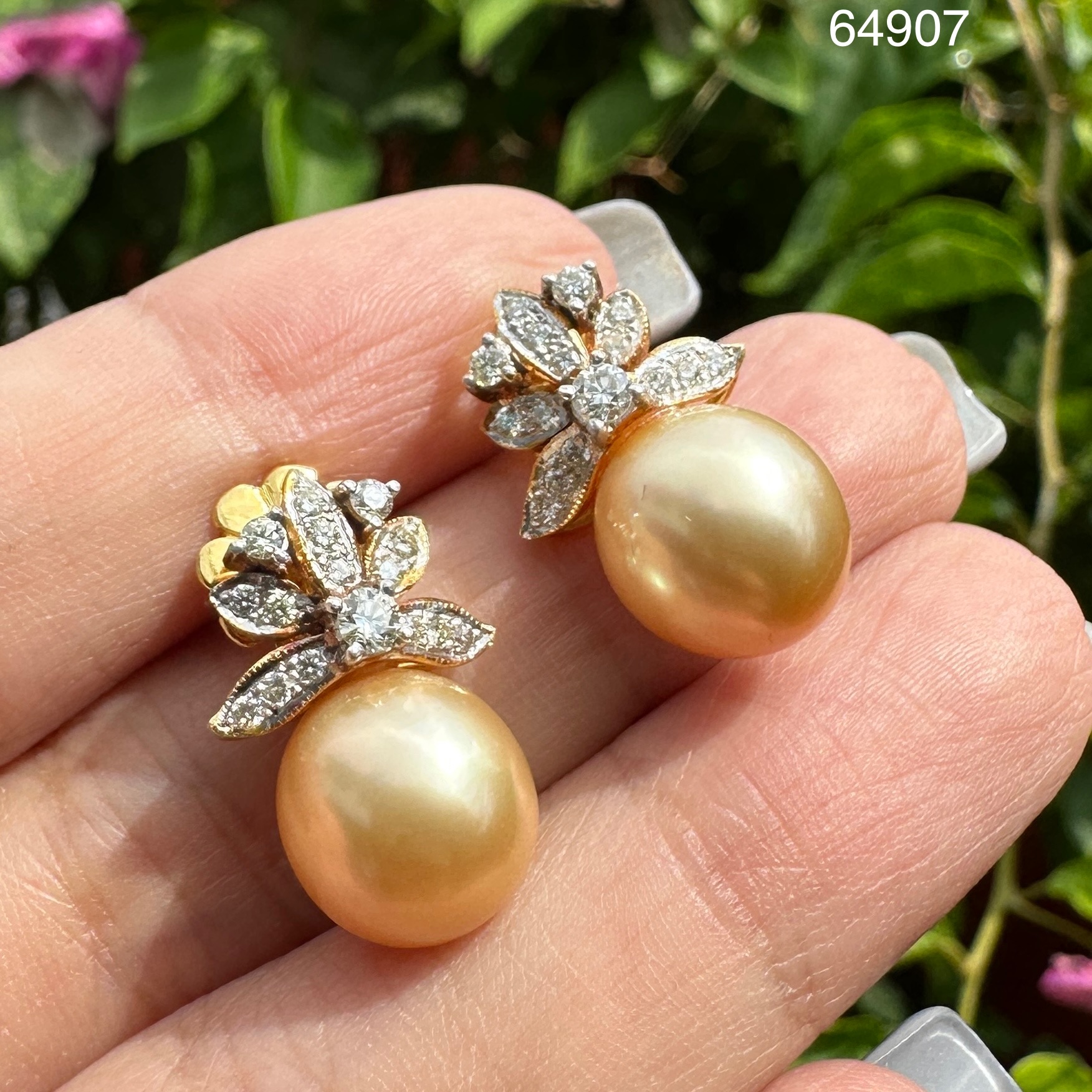 รหัส 64907 ต่างหู มุก South sea 10.4 - 10.5 มิล ฝังเพชร 32 เม็ด 0.54 กะรัต ทอง18K นน. 8.87 g