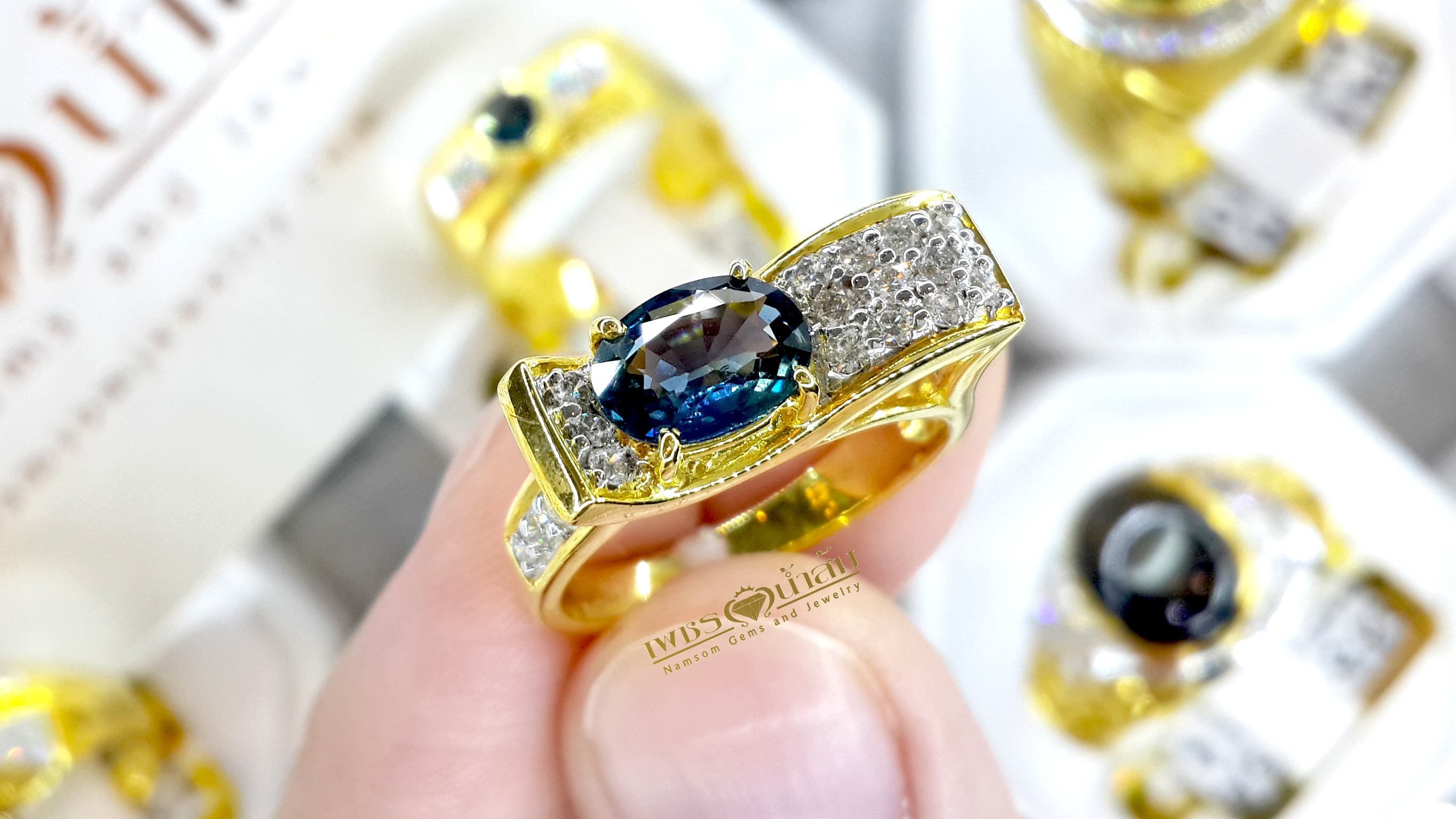 แหวนพลอยไพลิน Blue Sapphire สีเข้มสวย เล่นลูกเล่นทรงคลื่นประดับฝังด้วยเพชรแท้ น้ำงาม บนตัวเรือนทองแท้ทั้งตัวเรือน