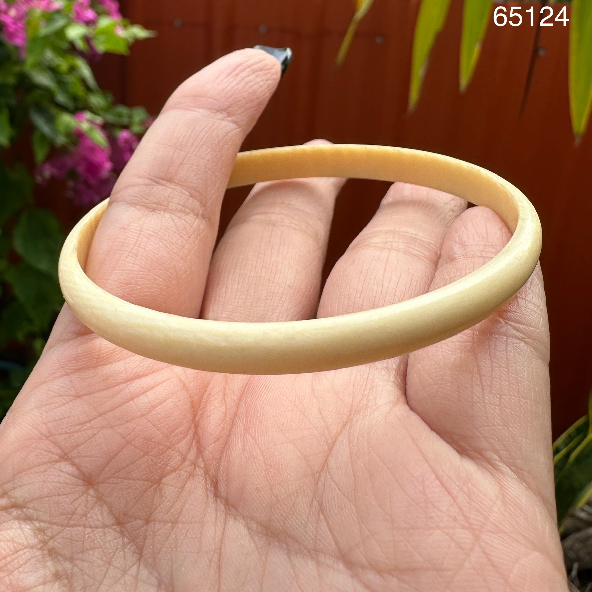 รหัส 65124 กำไล งานแกะ 6 มิล วงรี ลายเกลี้ยง ความกว้าง 6.00 x 6.50 ซม. งานสวย น่าสะสม นน. 5.70 g