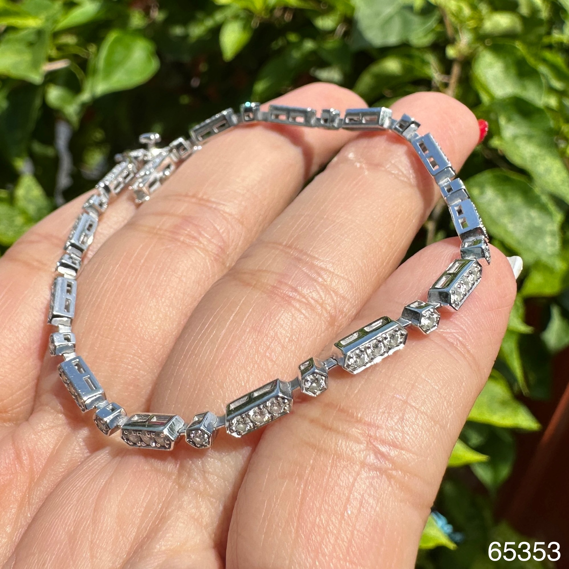 รหัส 65353 สร้อยข้อมือ เพชรรอบ เพชร 53 เม็ด 1.06 กะรัต ทองคำขาว18K ความยาว 17.00 ซม. นน. 8.10 g