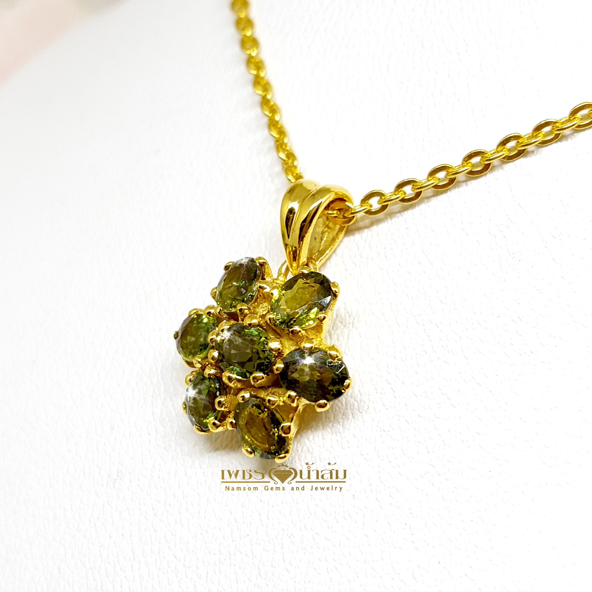 จี้พลอยเขียวส่อง Green Sapphire ทรงดอกไม้ ชิ้นเล็กน่ารัก สวมใส่ได้ทุกวัน