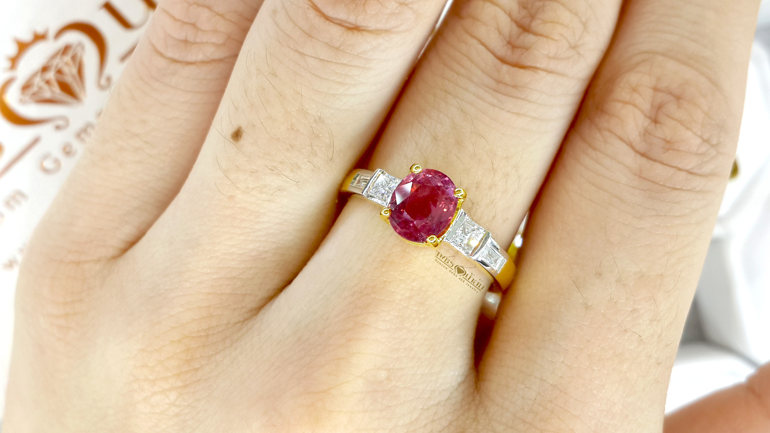 แหวนพลอยทับทิม Ruby สีชมพูหรือพิ้งซัฟฟาย Pink Sapphire ประดับด้วยเพชรแท้บ่าข้างทรงแบเก็ต ขันบรรได บนตัวเรือนทองแท้ทั้งตัวเรือน