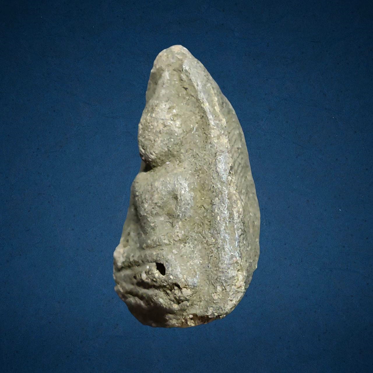 พระนางเม็ดบัว (เม็ดน้อยหน่า) เนื้อดิน กรุวัดพระแก้ว กำแพงเพชร