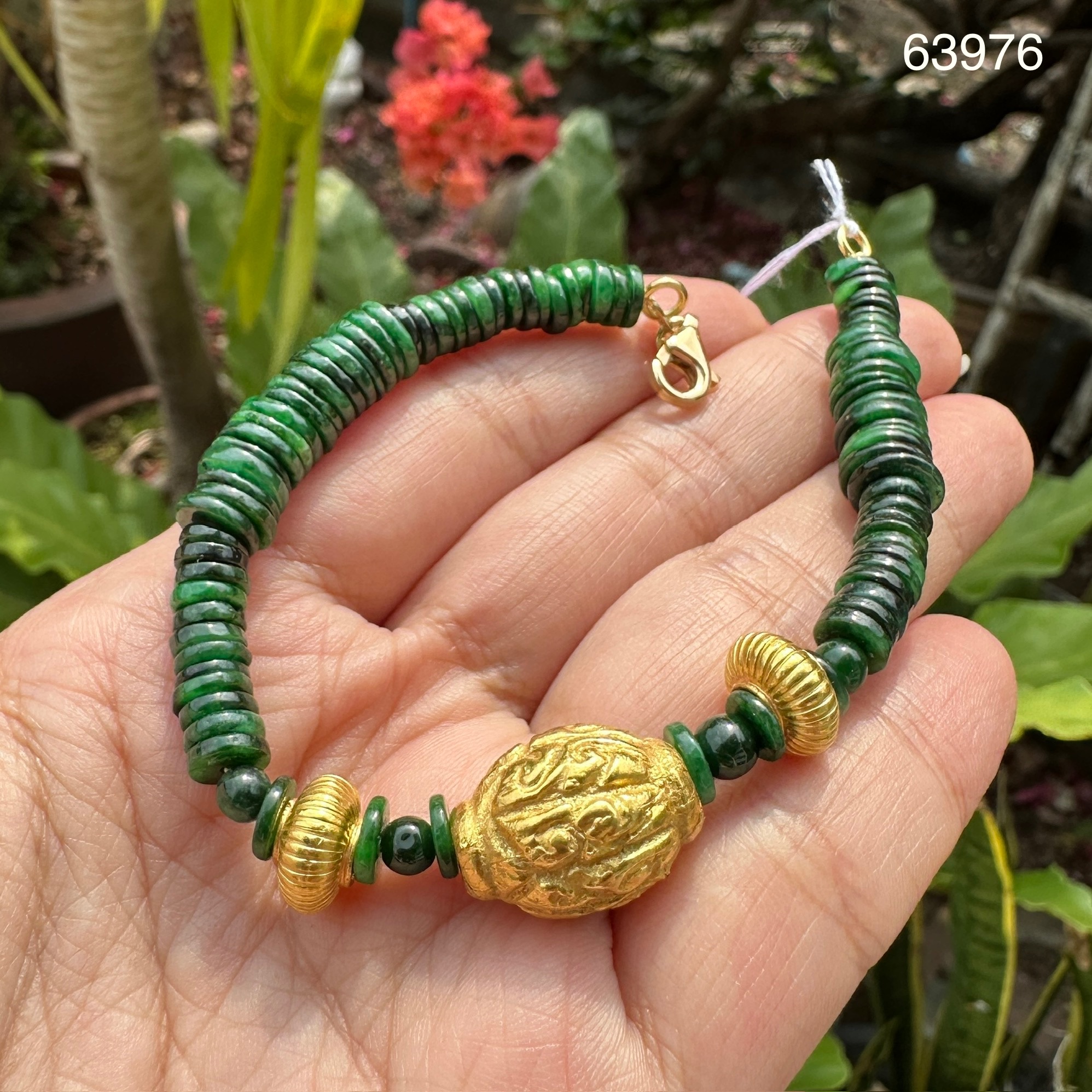 รหัส 63976 สร้อยข้อมือ หยก พม่า คั่นเม็ดทอง งานครั่ง สายทอง18K ข้อมือ 18.50 ซม. ใส่ได้ พร้อม Cert. นน. 18.75 g