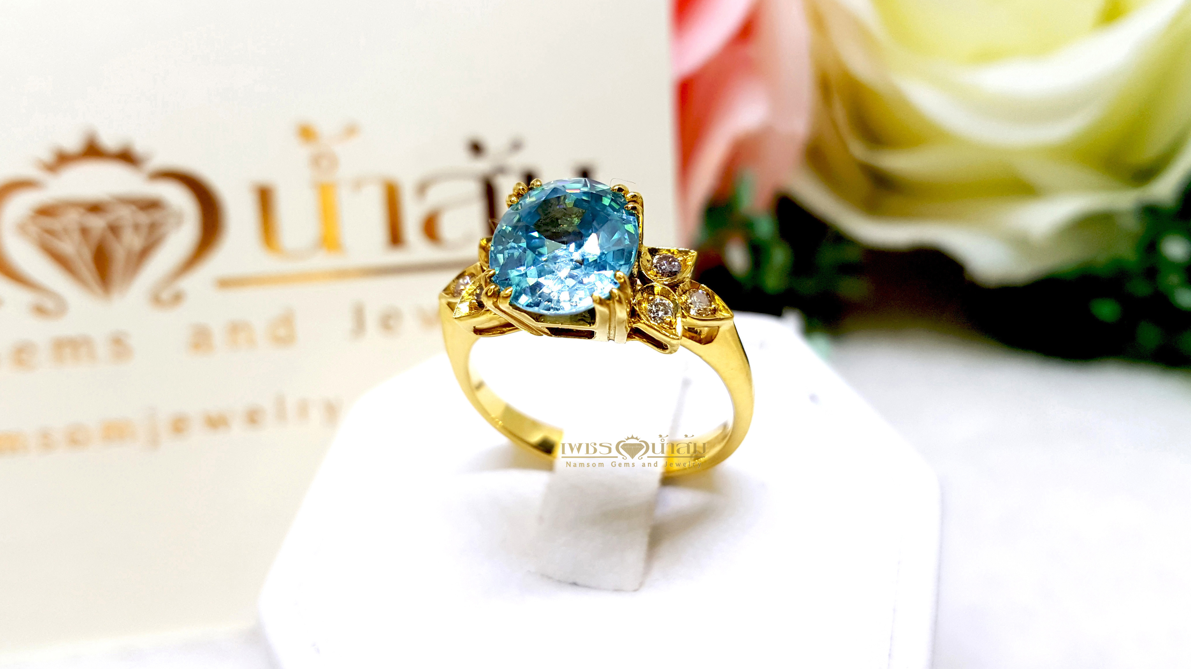แหวนเพทาย Blue Zircon สีฟ้าสด เล่นลูกเล่นลายไทยทรงดอกประดับฝังด้วยเพชรแท้ บนตัวเรือนทองแท้ทั้งตัวเรือน