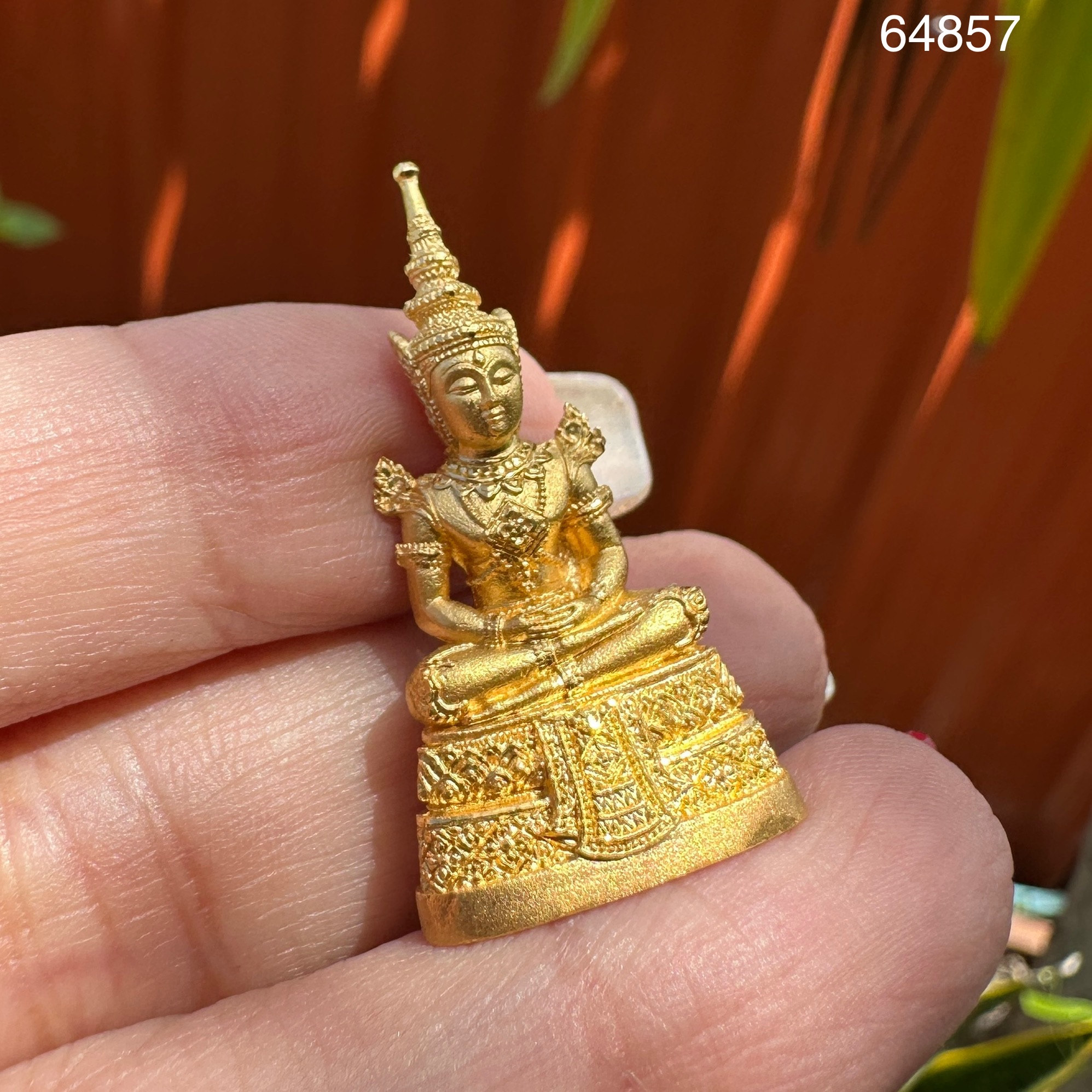 รหัส 64857 พระแก้วมรกต เนื้อทองคำ ครบ 64 ปี กรมสรรพสามิต ปี 2539 ตอกโค้ด นน. 18.00 g