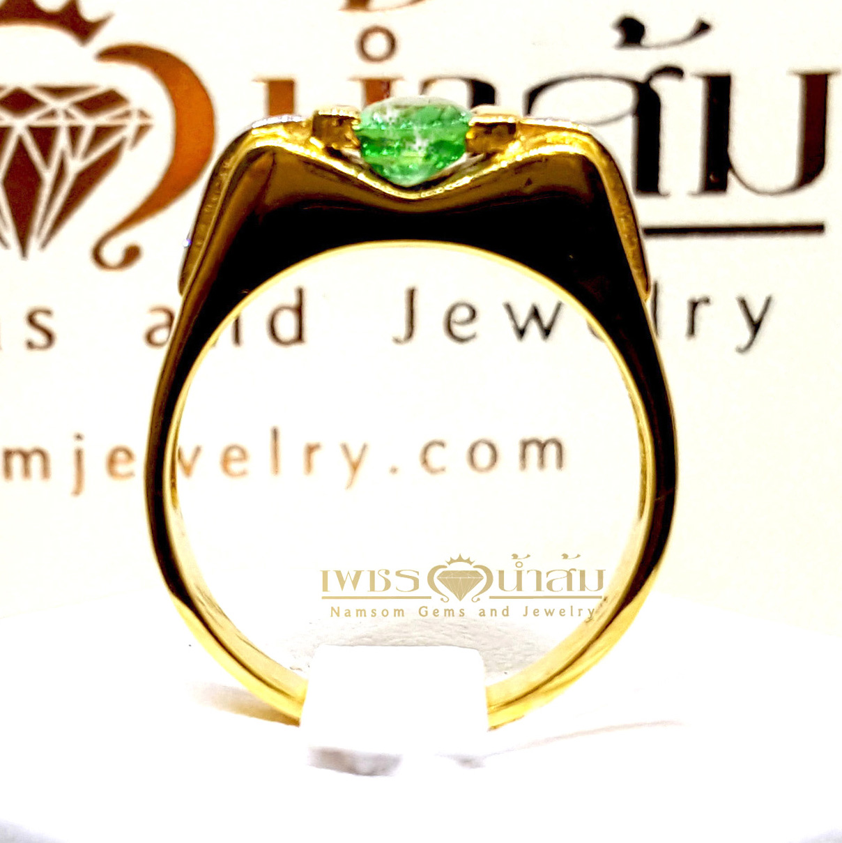 แหวนซาวาไรท์ Tsavorite สีสดประดับเพชรแท้ขอบข้างเรียงแถว ใส่ได้ทั้งคุณผู้ชายและคุณผู้หญิง บนตัวเรือนทองแท้ทั้งตัวเรือน