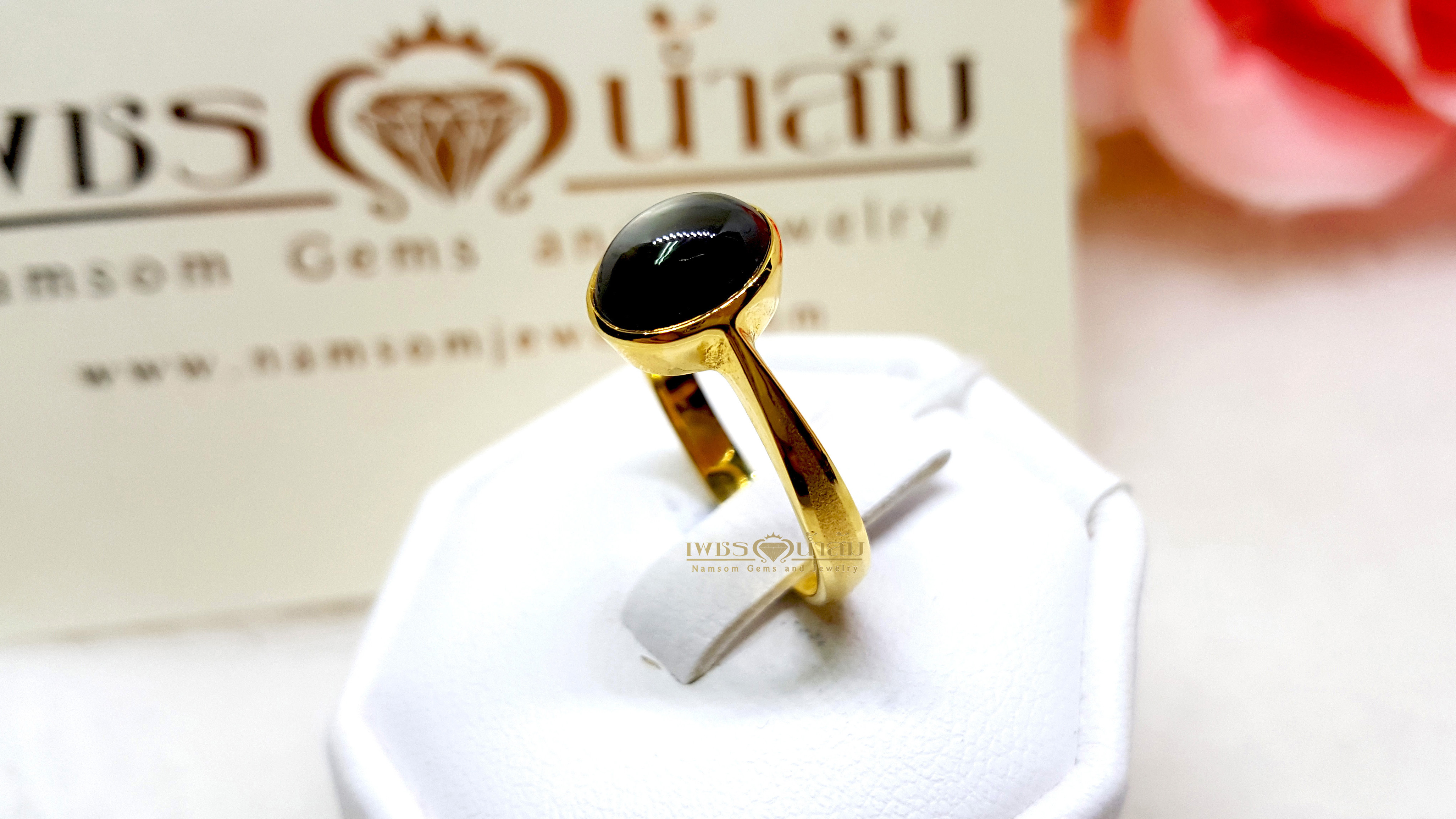 แหวนพลอย Black Star Sapphire ฝังหุ้มเรียบไร้หนามเรียบง่าย สวมใส่ได้ทุกวัน บนตัวเรือนทองแท้ทั้งตัวเรือน