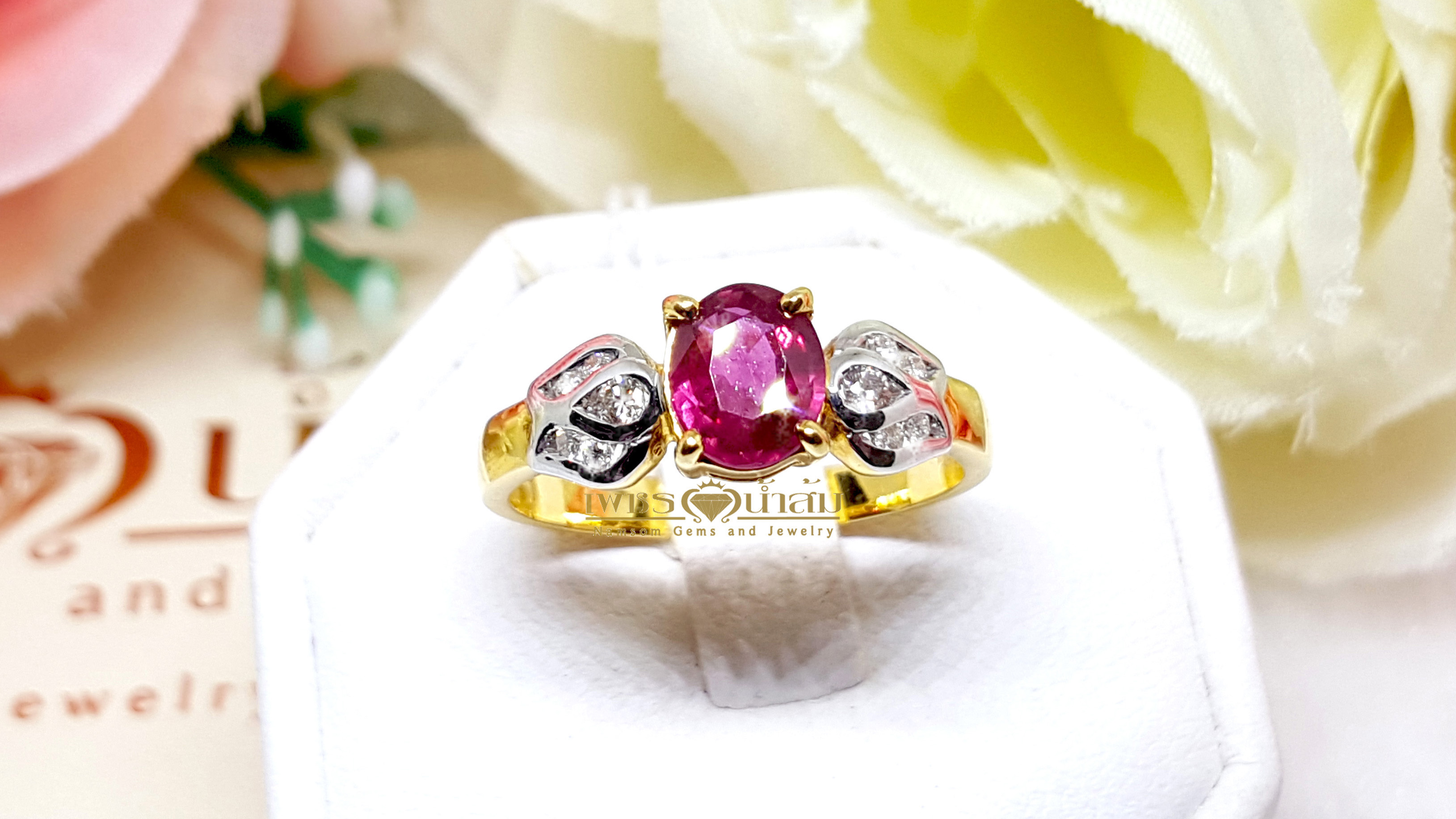 แหวนพลอยทับทิม Ruby สีเลือดนก ทรงหวานประดับตกแต่งด้วยเพชรแท้เป็นทรงใบไม้ไขว้ลายไทย บนตัวเรือนทองแท้ทั้งตัวเรือน