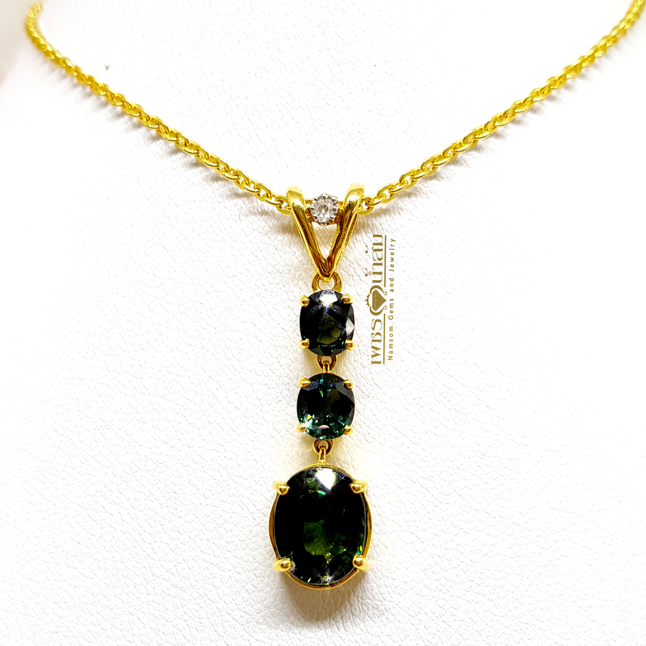 จี้พลอยเขียวส่อง Green Sapphire ระย่าตุ้งติ้งทากการเครื่อนไหว หยอกอินทุกสายตาให้หันมอง