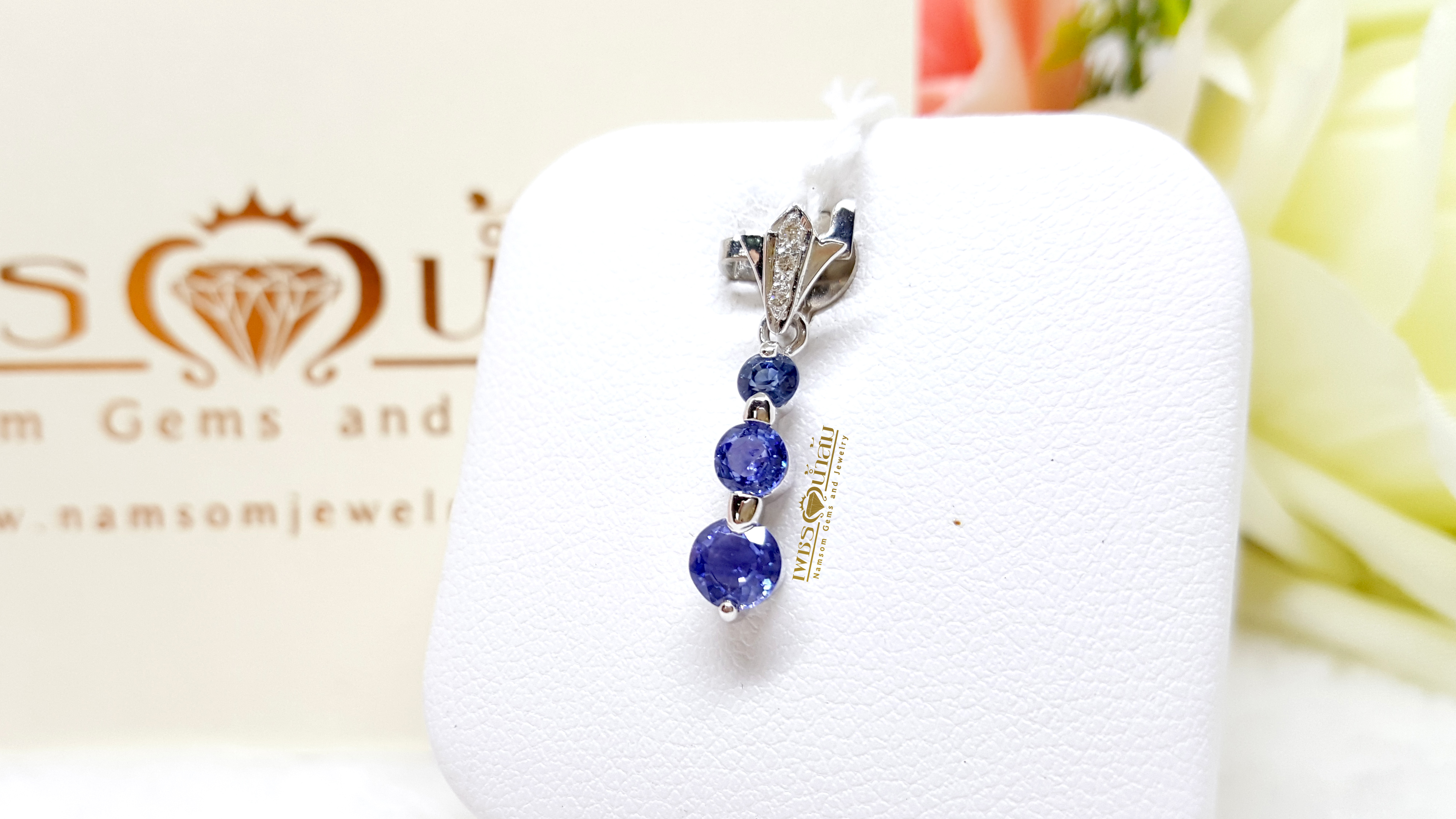 จี้พลอยไพลิน Blue Sapphire ประดับขั้นด้วยเพชรแท้ เรียงร้อยสลับเป็นแถว ดีไซน์ Minimal ดูเรียบง่าย ผลงานร่วมสมัยเหนือกาลเวลา