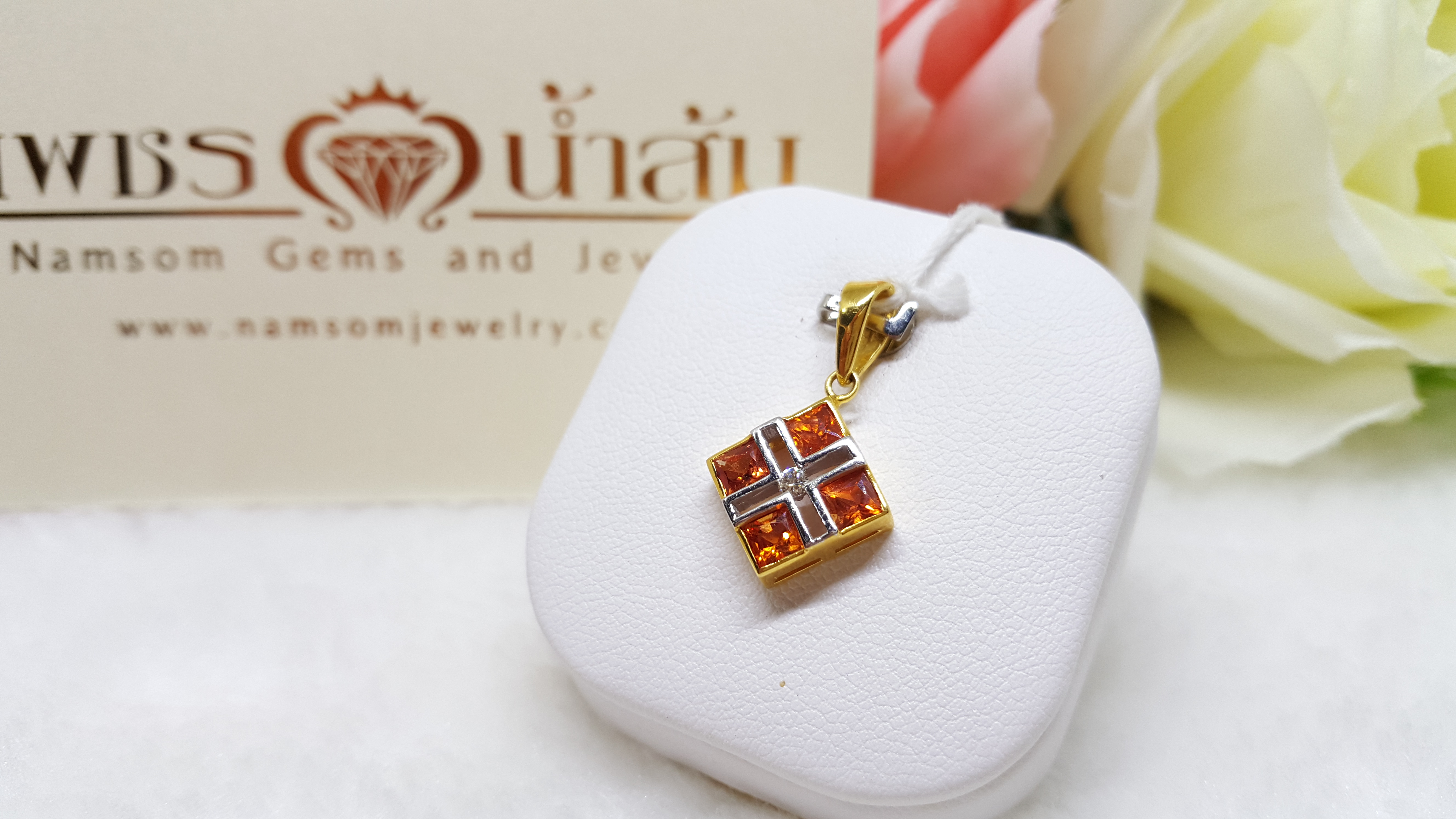 จี้พลอยบุษราคัม Yellow Sapphire ฝังเรียบไร้หนาม เจียรเป็นทรงเหลียม ฝังด้วยเพชรแท้เม็ดกลาง เพื่มลูกเล่น