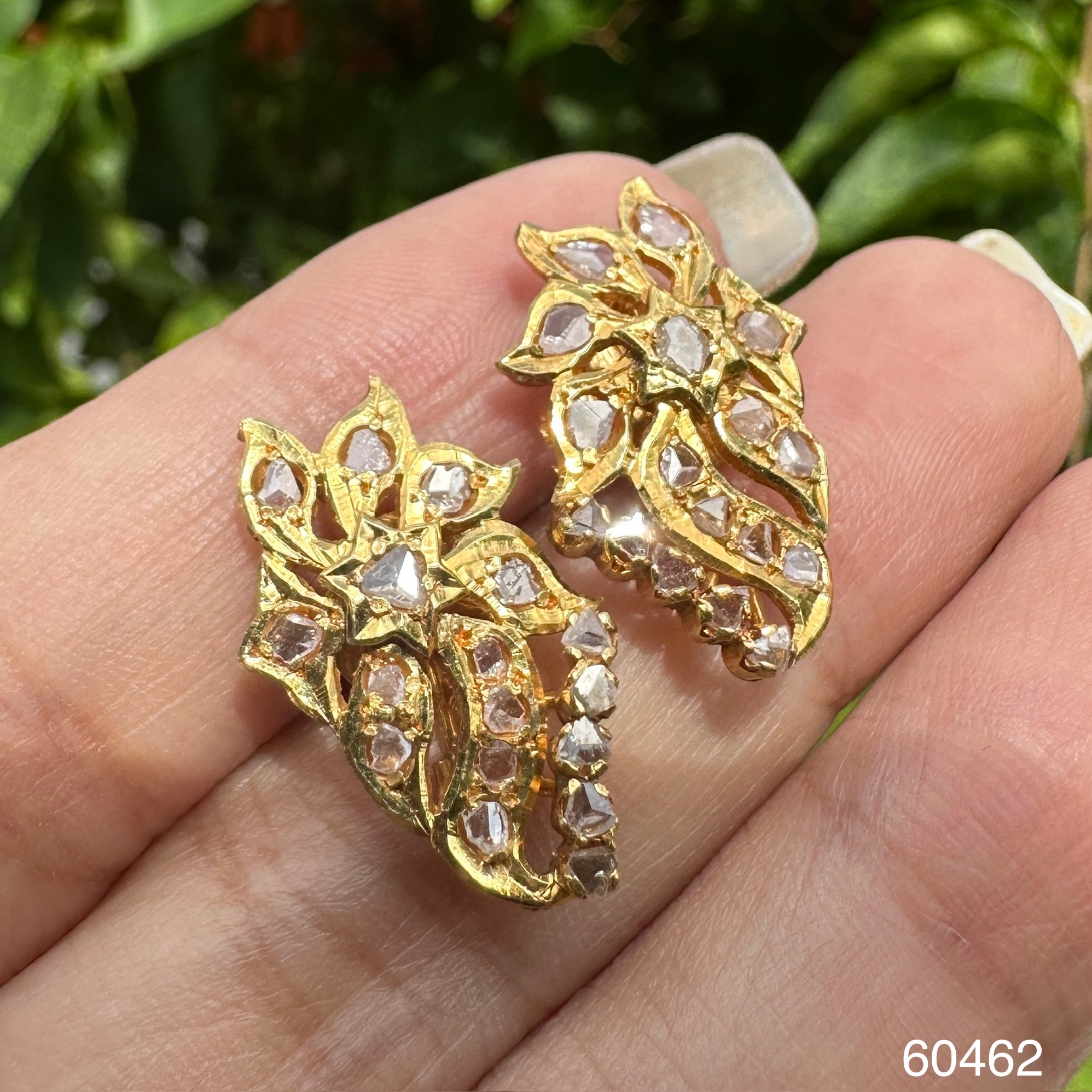 รหัส 60462 ต่างหู เพชรซีก กระจุกดอกไม้ ทอง90 งานเก่า หลุดจำนำ สวยมาก นน. 6.30 g