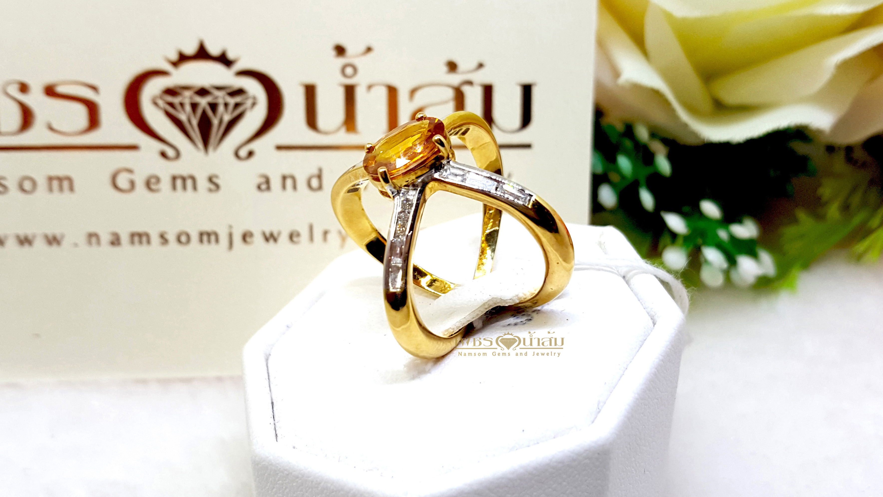 แหวนพลอยบุษราคัม Yellow Sapphire ฝังเพชรแท้ขอบข้าง น้ำงาม ทรงไขว้ สองชั้น เล่นลูกเล่นเหมือนใส่สองวงในวงเดียว บนตัวเรือนทองแท้ทั้งตัวเรือน