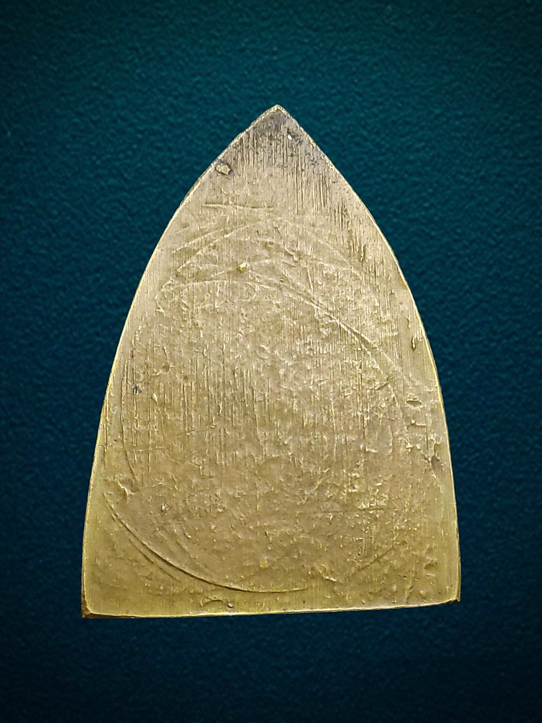 พระรูปเหมือนปั๊ม พิมพ์เข่ากว้างหลังเตารีด หลวงพ่อพรหม วัดช่องแค นครสวรรค์ ปี 2516 เนื้อทองระฆัง