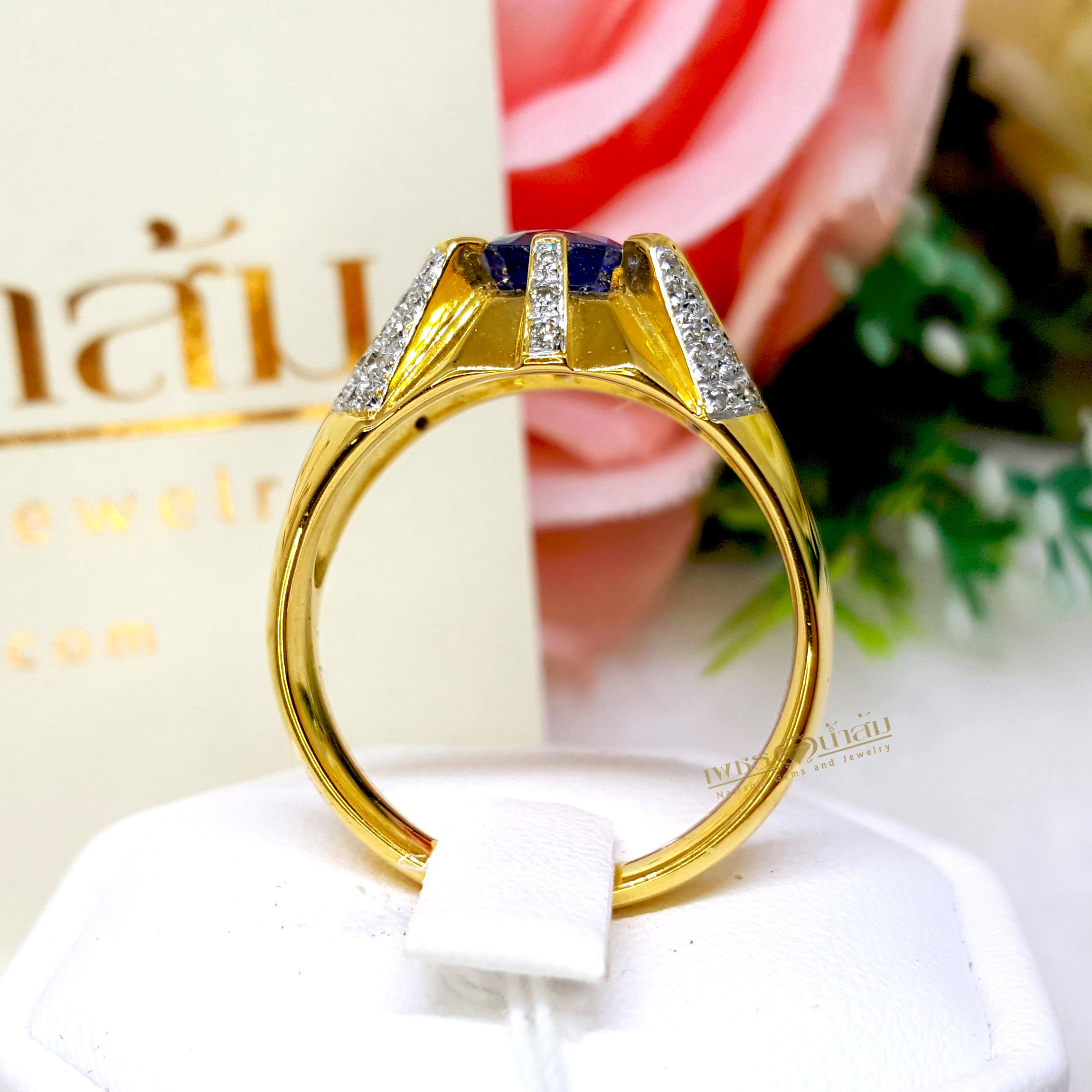 แหวนพลอยไพลิน Blue Sapphire หัวแหวนชูโดดเด่น ประดับตกแต่งด้วยเพชรแท้เพิ่มลวดลายให้น่ามอง บนตัวเรือนทองแท้ทั้งตัวเรือน