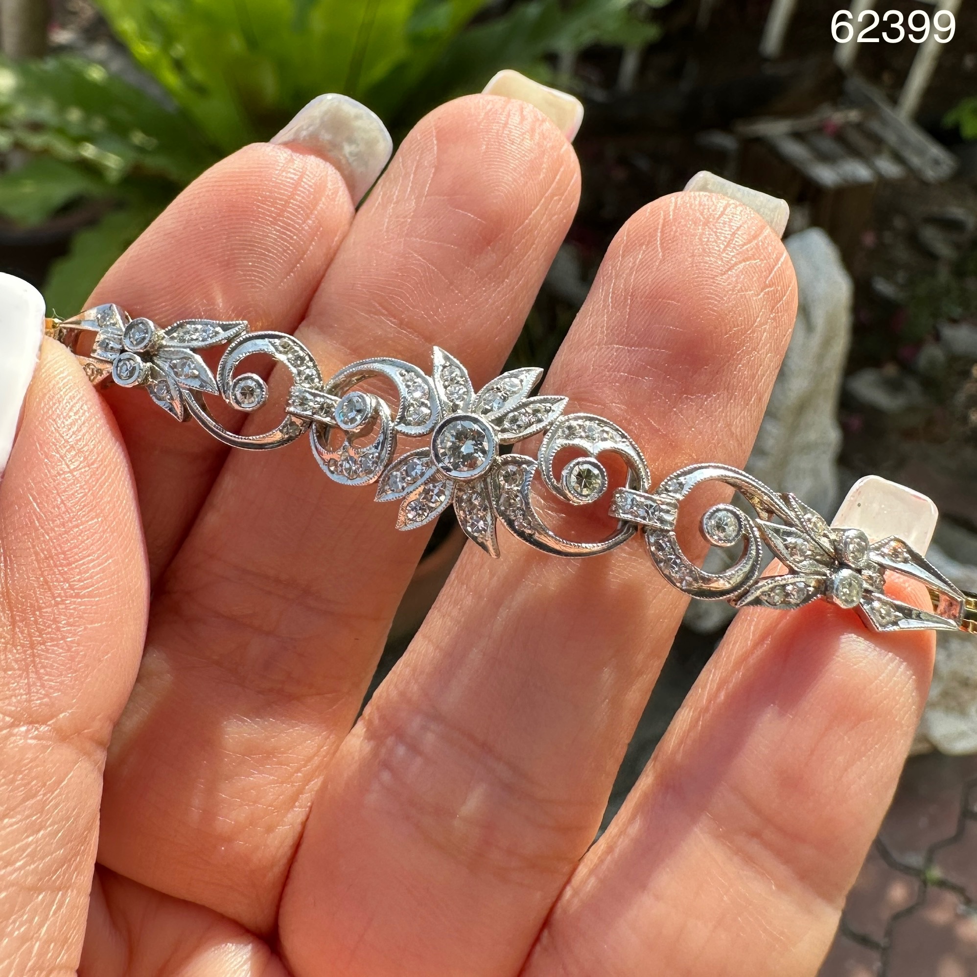 รหัส 62399 สร้อยข้อมือ เพชรโบราณ 0.15 กะรัต ฝังเพชรกุหลาบ 57 เม็ด 0.57 กะรัต ทองK 2 สี นน. 9.30 g