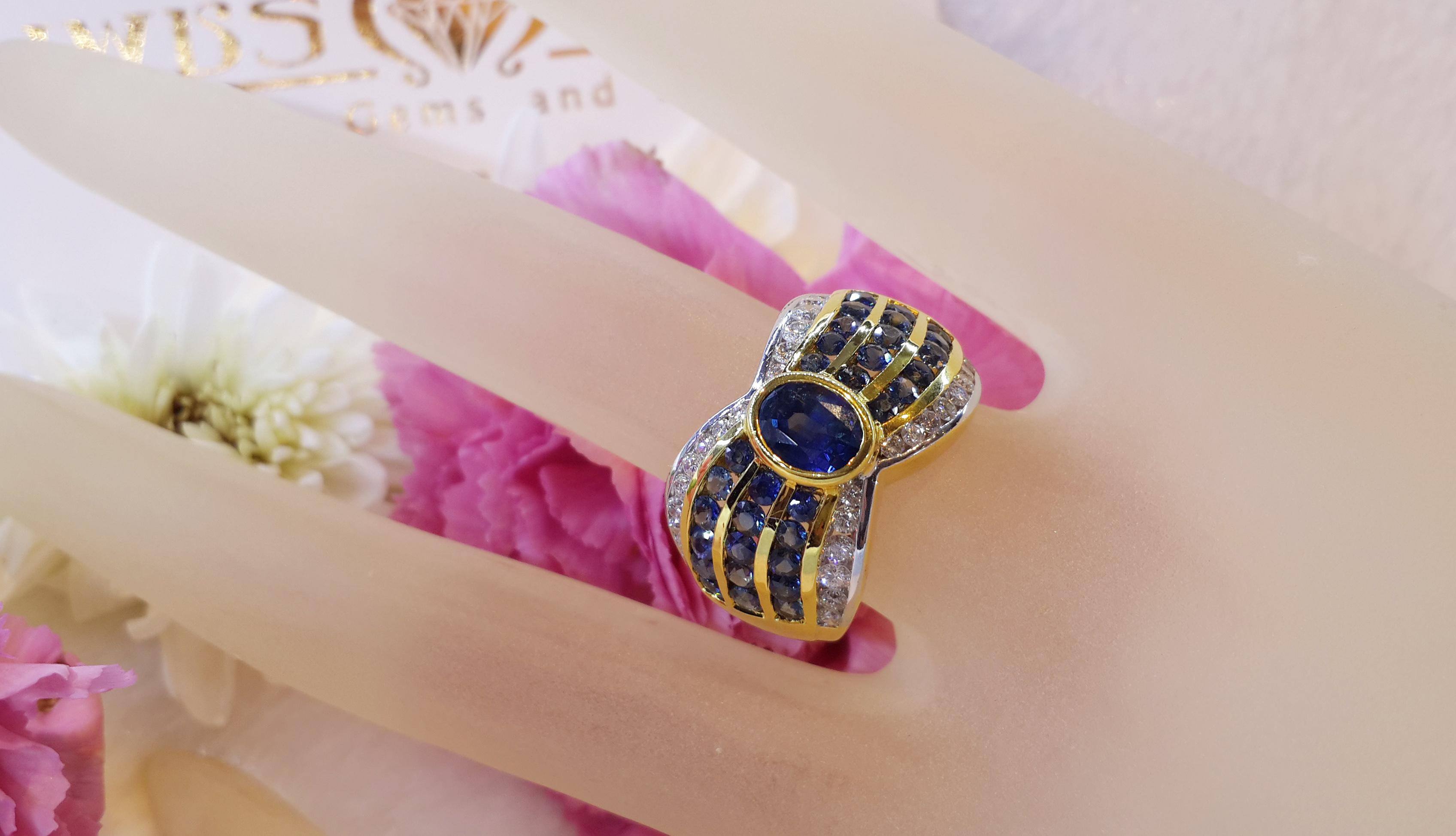 แหวนไพลิน Blue Sapphire เม็ดโตขอบประดับเพชรข้าง วงใหญ่