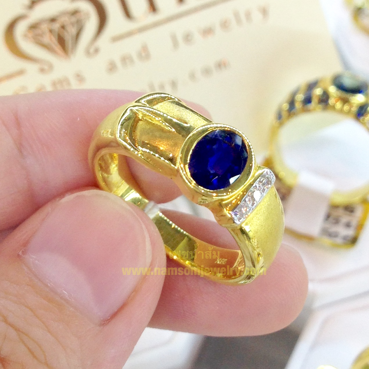 แหวนพลอยไพลิน Blue Sapphire เม็ดใหญ่ ออกแบบเป็นลายเข็มขัด บนตัวเรือนทองแท้ทั้งตัวเรือน