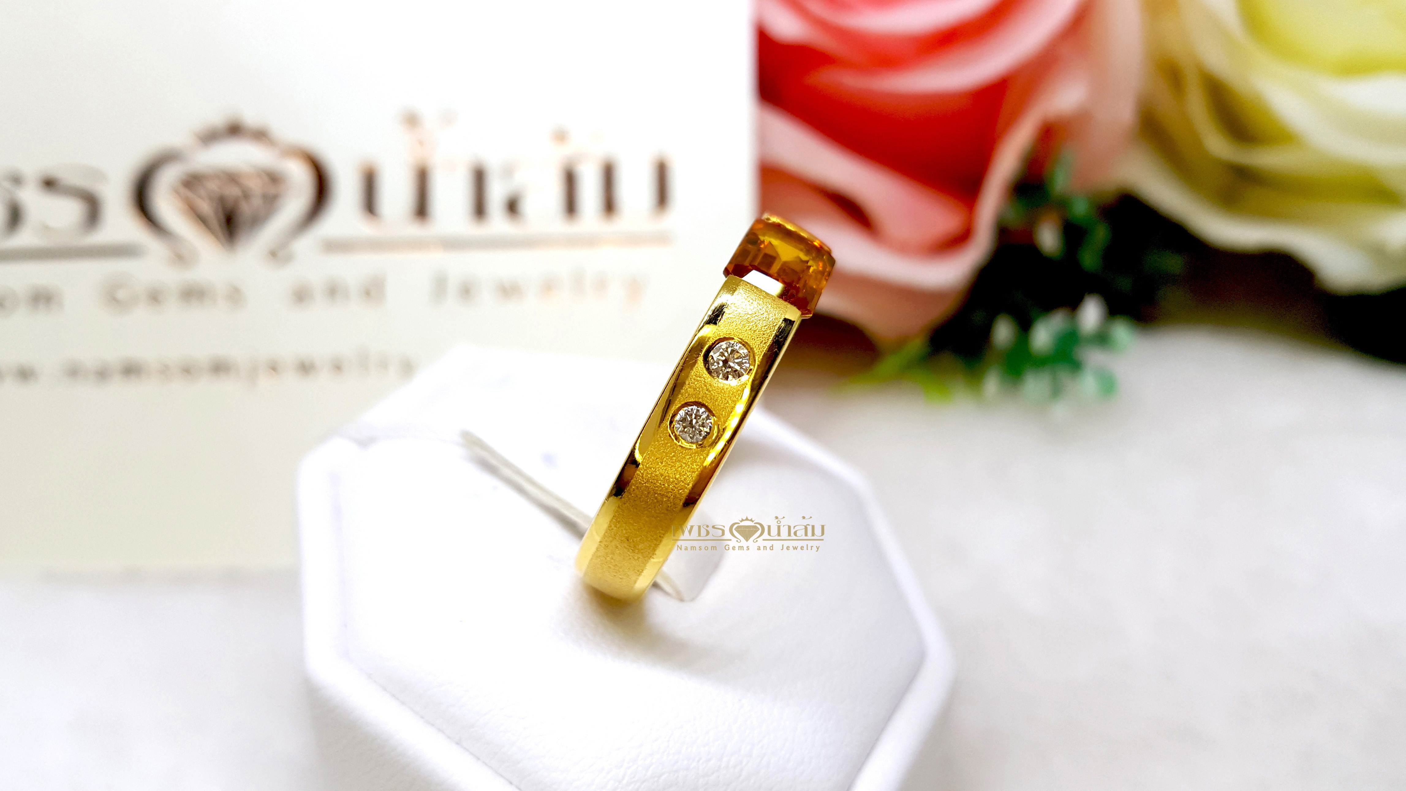 แหวนบุษราคัม Yellow Sapphire เจียรเหลี่ยม Baguette ประดับฝังเล่นลูกเล่นด้วยเพชรแท้น้ำงาม ฝังเรียบไร้หนาม