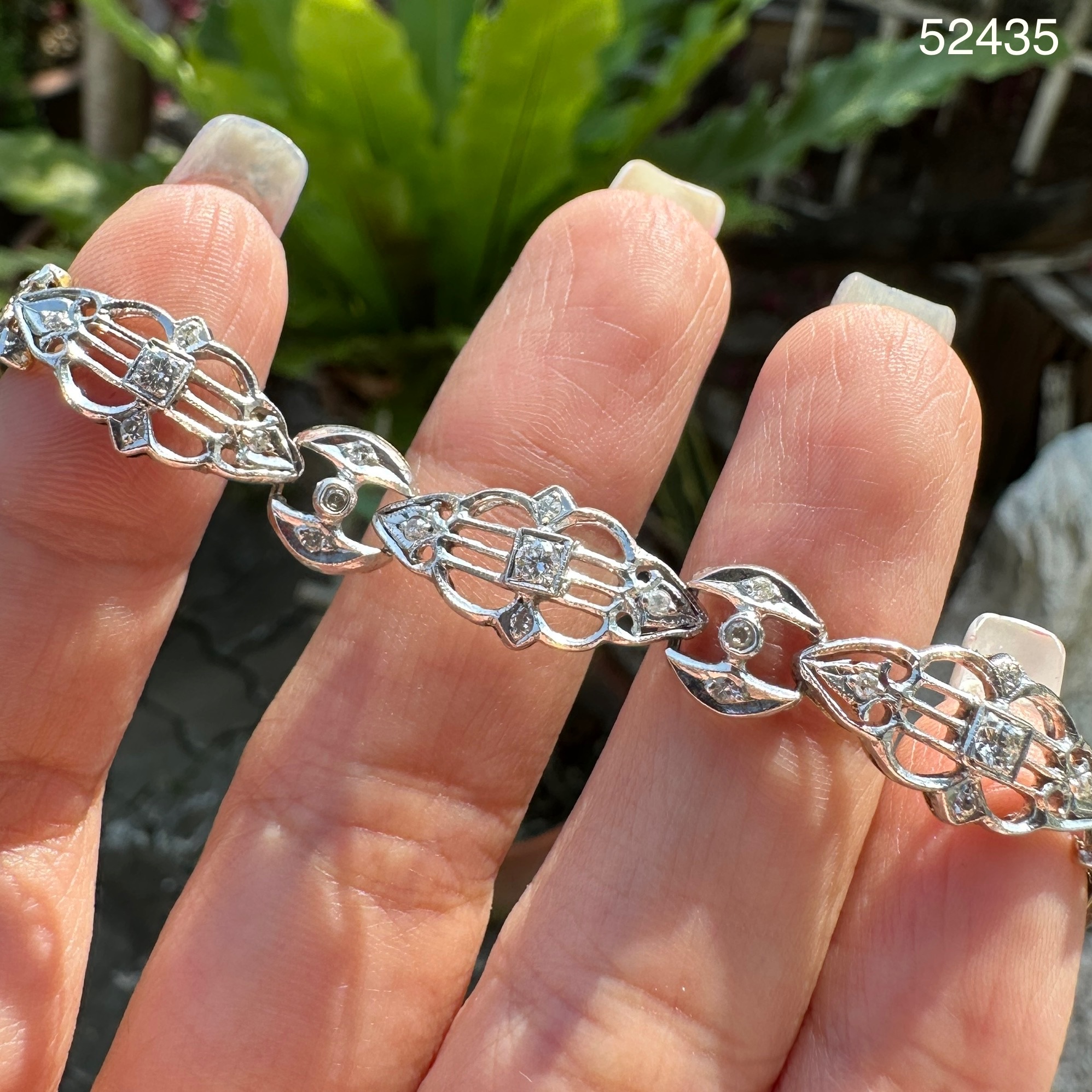 รหัส 52435 สร้อยข้อมือ เพชรฉลุลาย 3 เม็ด 0.20 กะรัต ฝังเพชรกุหลาบ 26 เม็ด 0.26 กะรัต ทอง K 2 สี นน. 7.72 g