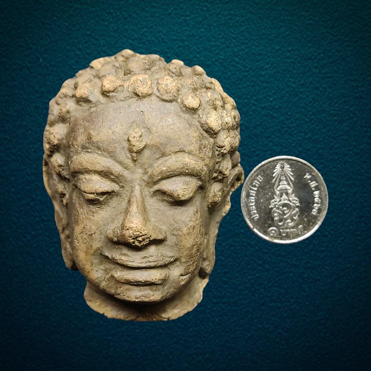 เศียรพระ เนื้อดิน หริภุญชัย ลําพูน อายุ1200 ปี ศิลปะแบบอินเดีย ปัจจุบันหาชมได้ยากมาก