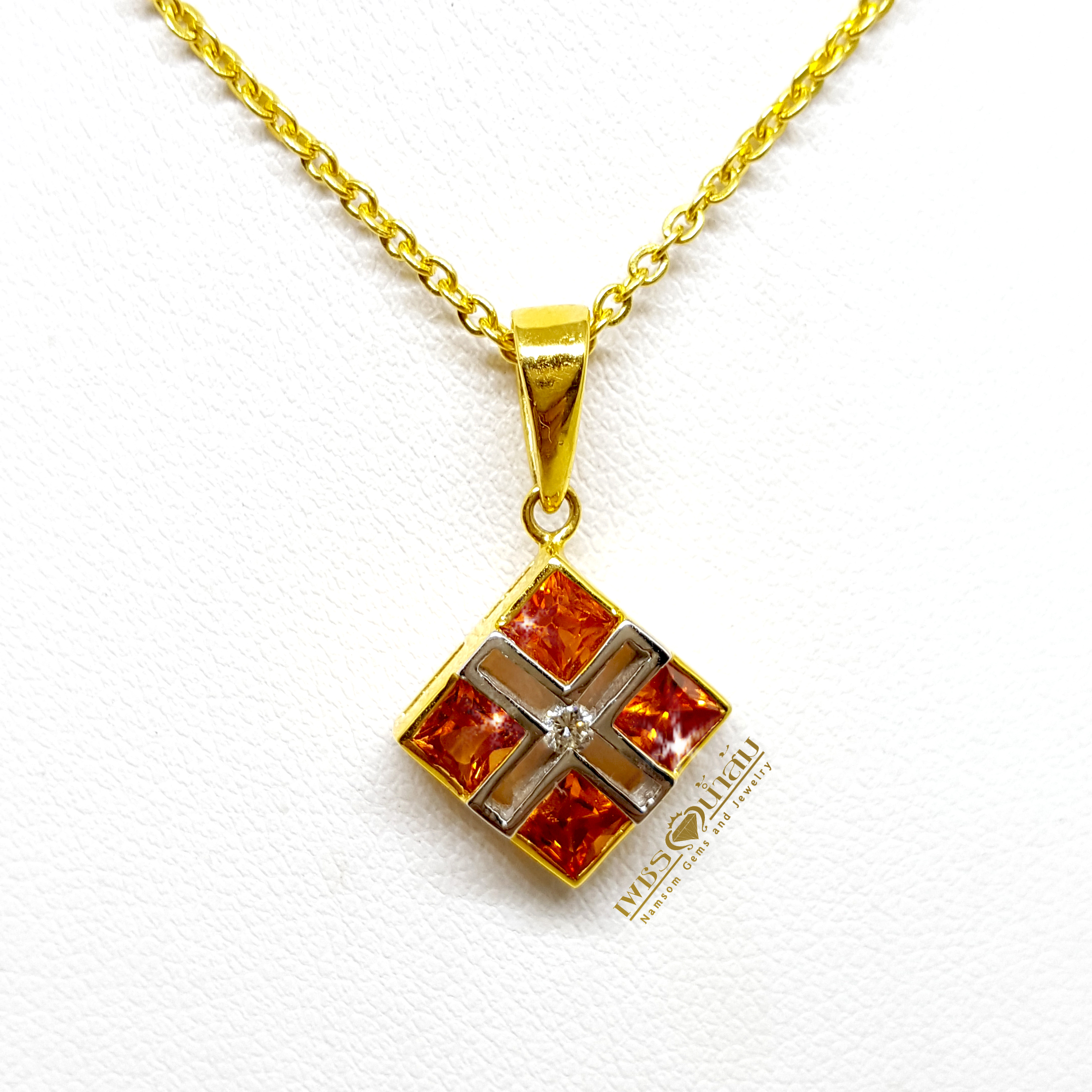 จี้พลอยบุษราคัม Yellow Sapphire ฝังเรียบไร้หนาม เจียรเป็นทรงเหลียม ฝังด้วยเพชรแท้เม็ดกลาง เพื่มลูกเล่น
