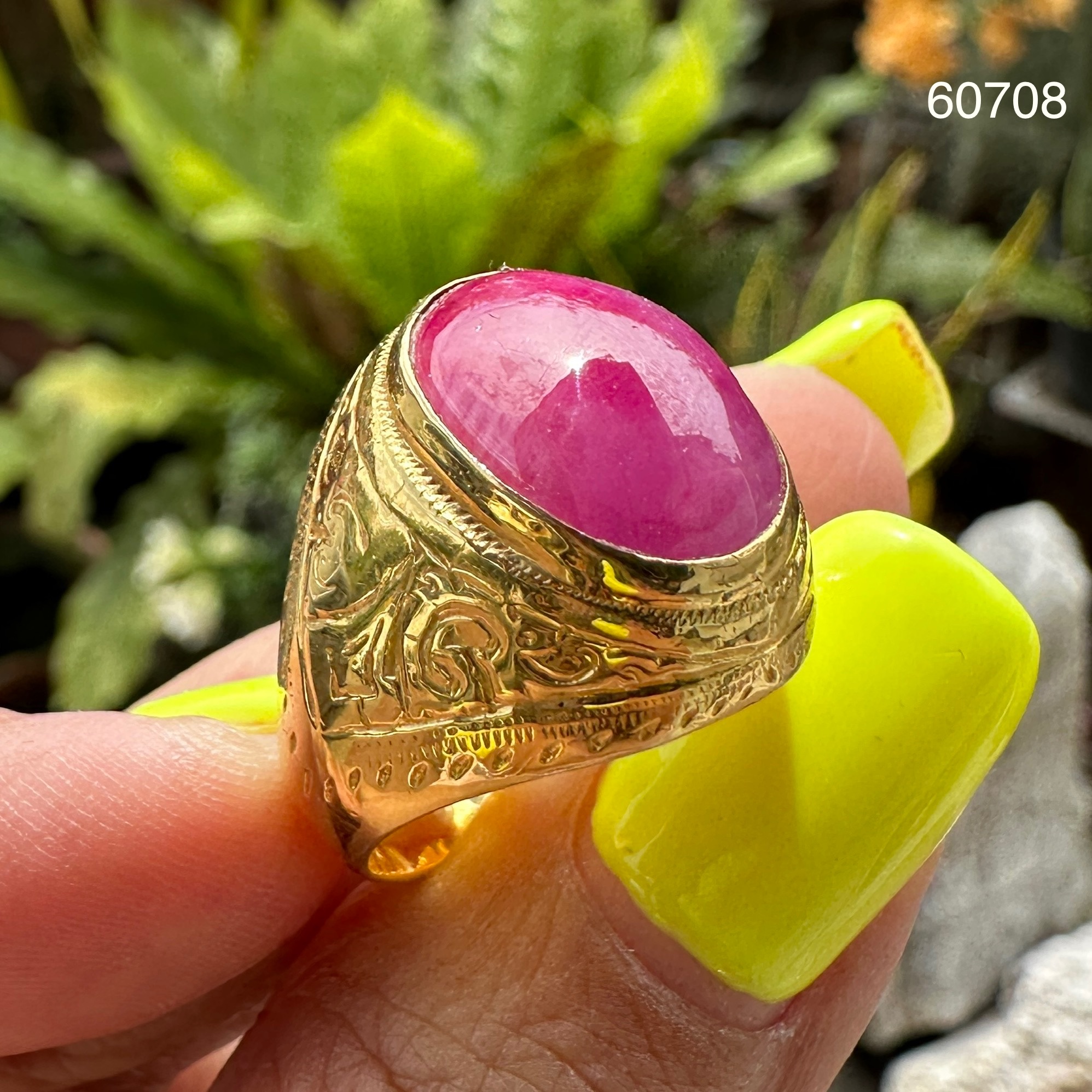 รหัส 60708 แหวน ทับทิม หลังเบี้ย แกะลาย ทอง90 งานเก่า หลุดจำนำ สวยมาก นน. 7.47 g