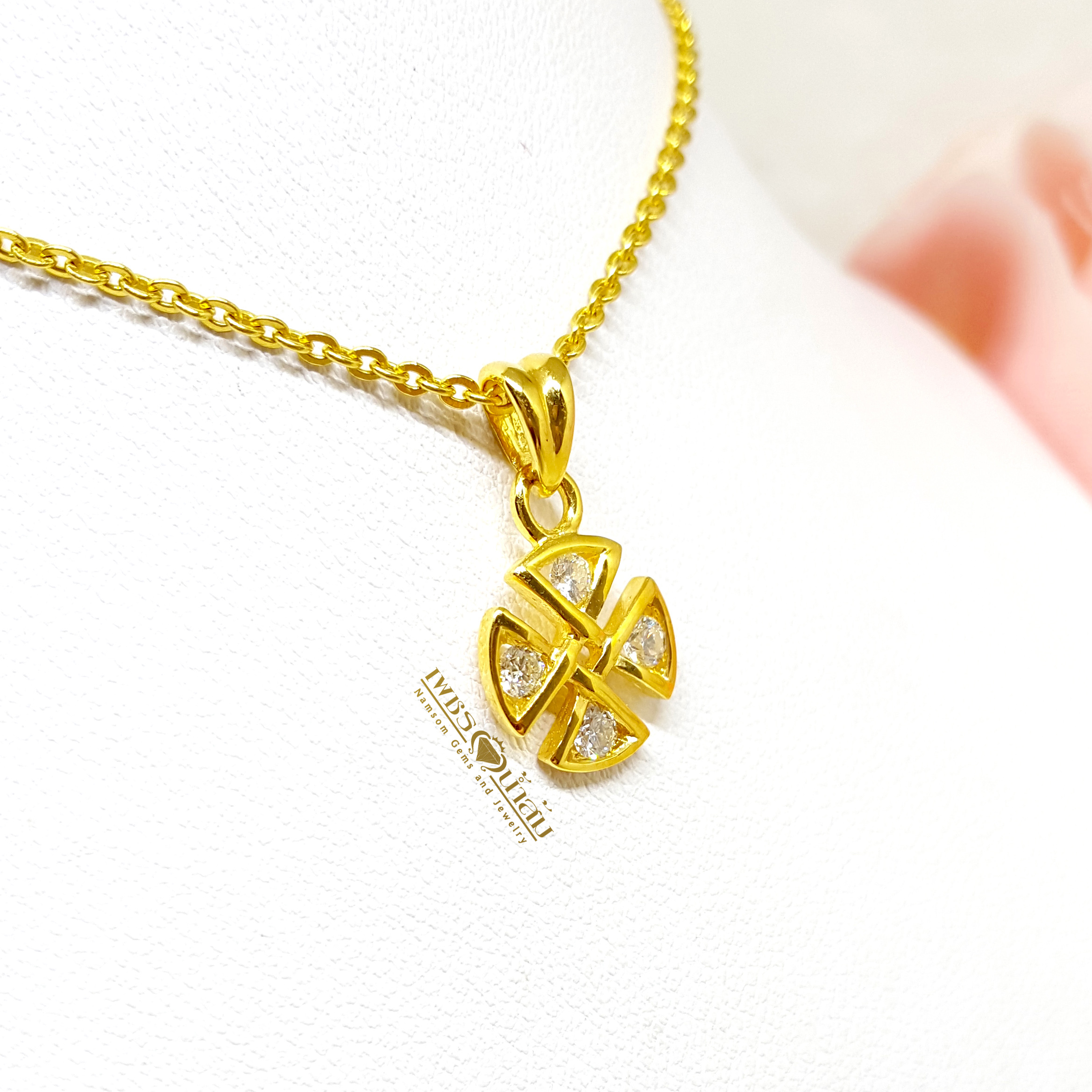 จี้เพชรแท้ ทรงกางเขนแพตตี Cross Pattée เป็นสัญลักษณ์รูปแบบหนึ่งของกางเขนคริสเตียน ที่พบบนเครื่องบินของเยอรมันแบบ Luftstreitkräfte