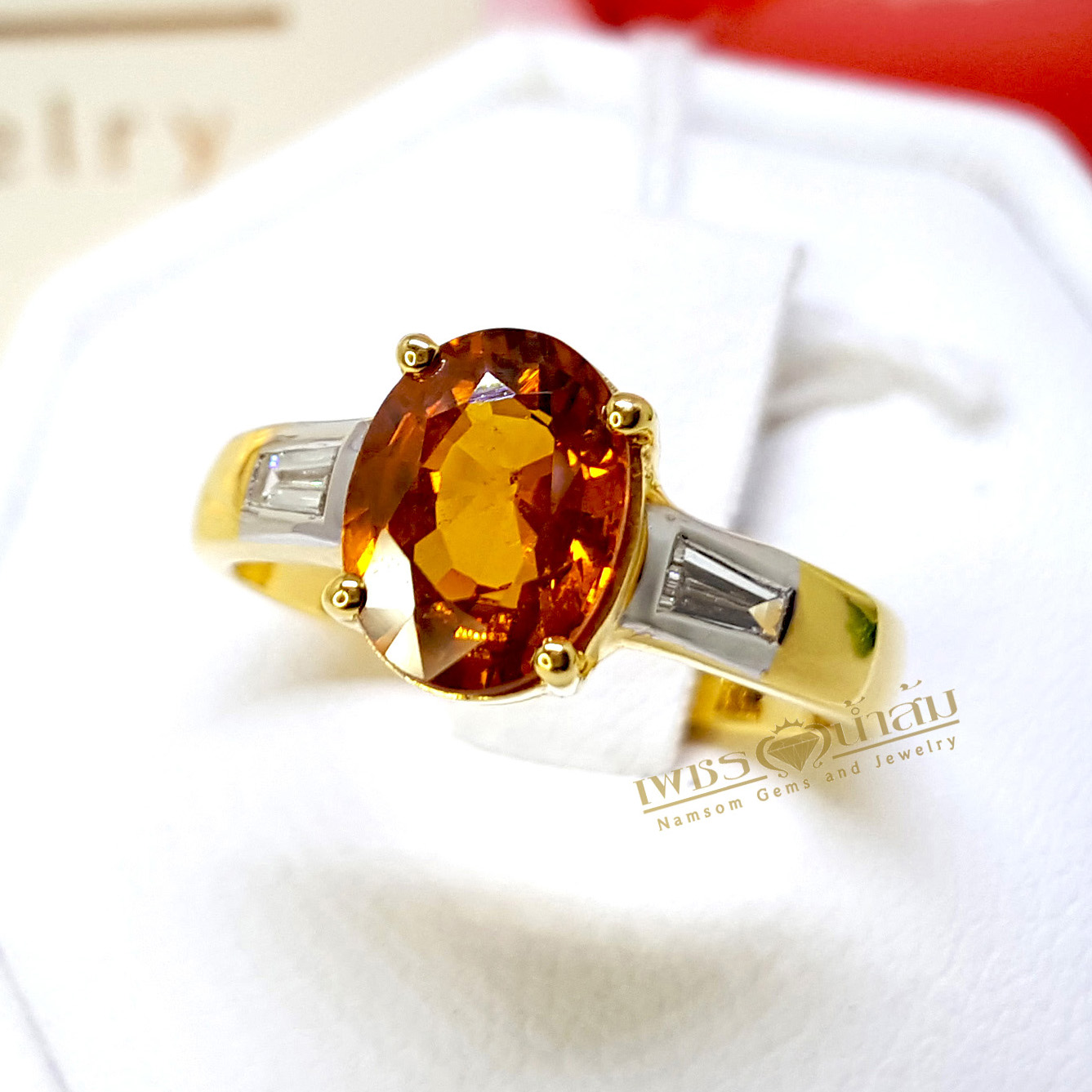 แหวนพลอยบุษราคัม Yellow Sapphire ฝังเพชรแท้ ทรงแบเก็ต Baguette น้ำงาม ตรงบ่าสองข้าง ชูหัวแหวนให้โดดเด่น บนตัวเรือนทองแท้ทั้งตัวเรือน
