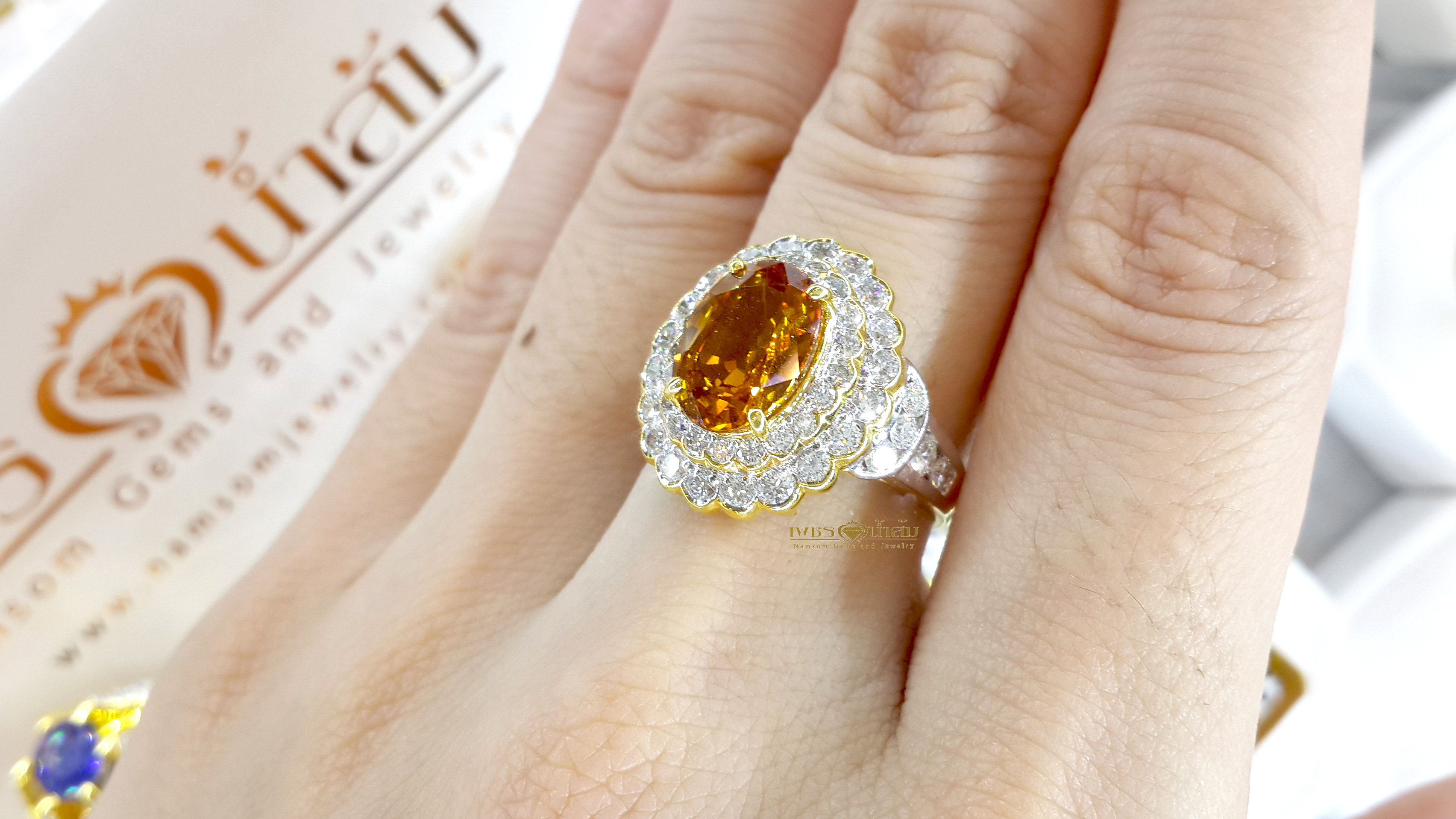 แหวนพลอยบุษราคัม Yellow Sapphire ล้อมเพชรแท้ น้ำงาม สองชั้น เล่นลูกเล่นเป็นขั้นบรรได ทำให้หัวแหวนโดนเด่น บนตัวเรือนทองแท้ทั้งตัวเรือน
