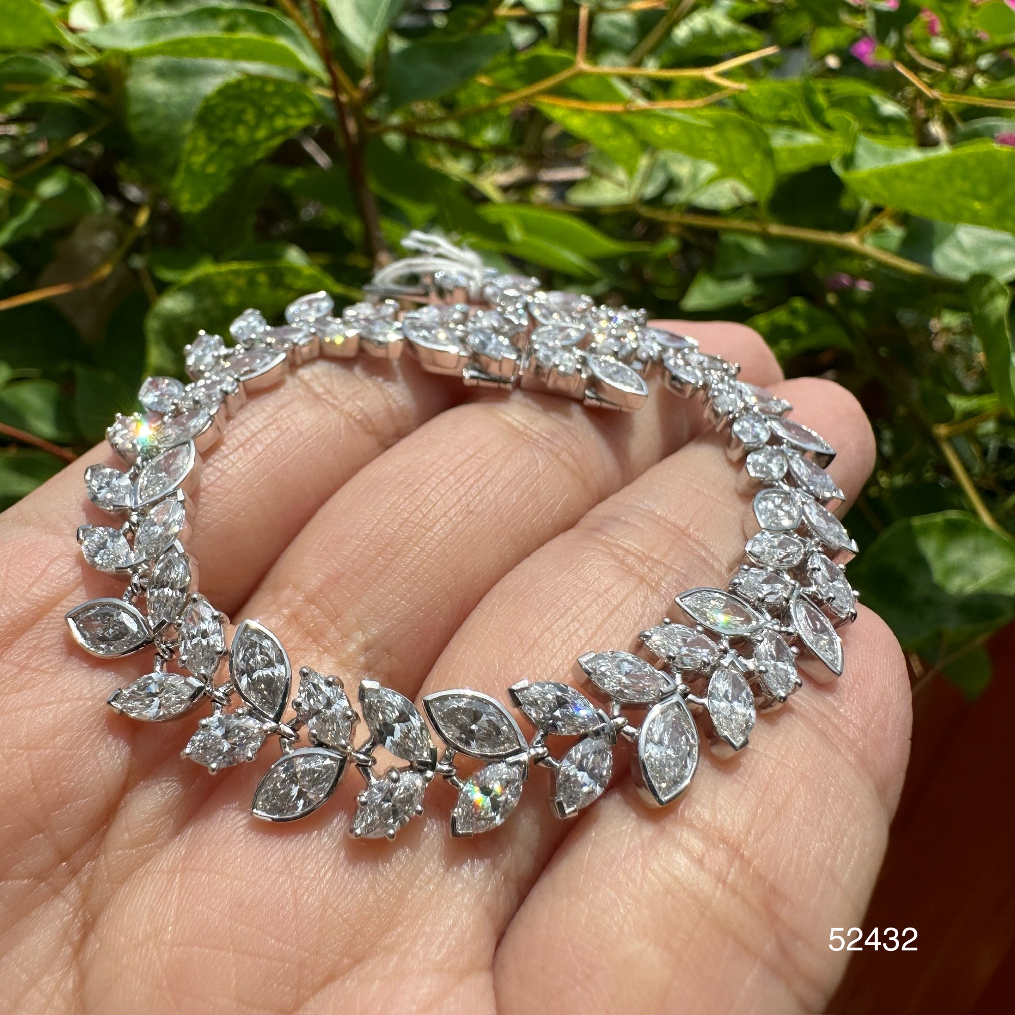 รหัส 52432 สร้อยข้อมือ เพชรมาคีย์ 68 เม็ด 13.60 กะรัต ทอง90 งานสวยมาก นน. 24.86 g